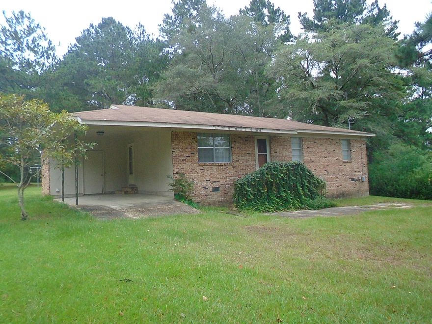 THIS 3 BEDROOM 2 BATH HOME WOULD OFFER THE PERFECT STARTER HOME FOR ANY FAMILY OR A PERFECT PLACE TO RETIRE LOCATED JUST MINUTES FROM TOWN. HOME OFFERS A LARGE OPEN KITCHEN DINING ROOM, A GREAT SIZE LIVING ROOM PLUS 3 ADDITIONAL BEDROOMS ONE TO INCLUDE A FULL BATH. HOME SITS ON A LAGE LOT WITH TONS OF TREES AND PLENTY OF SPACE OUTSIDE FOR FAMILY FUN! HOME IS CENTRALLY LOCATED AND GIVES YOU THE FEEL OF COUNTRY LIVING STILL INSIDE THE CITY LIMITS!