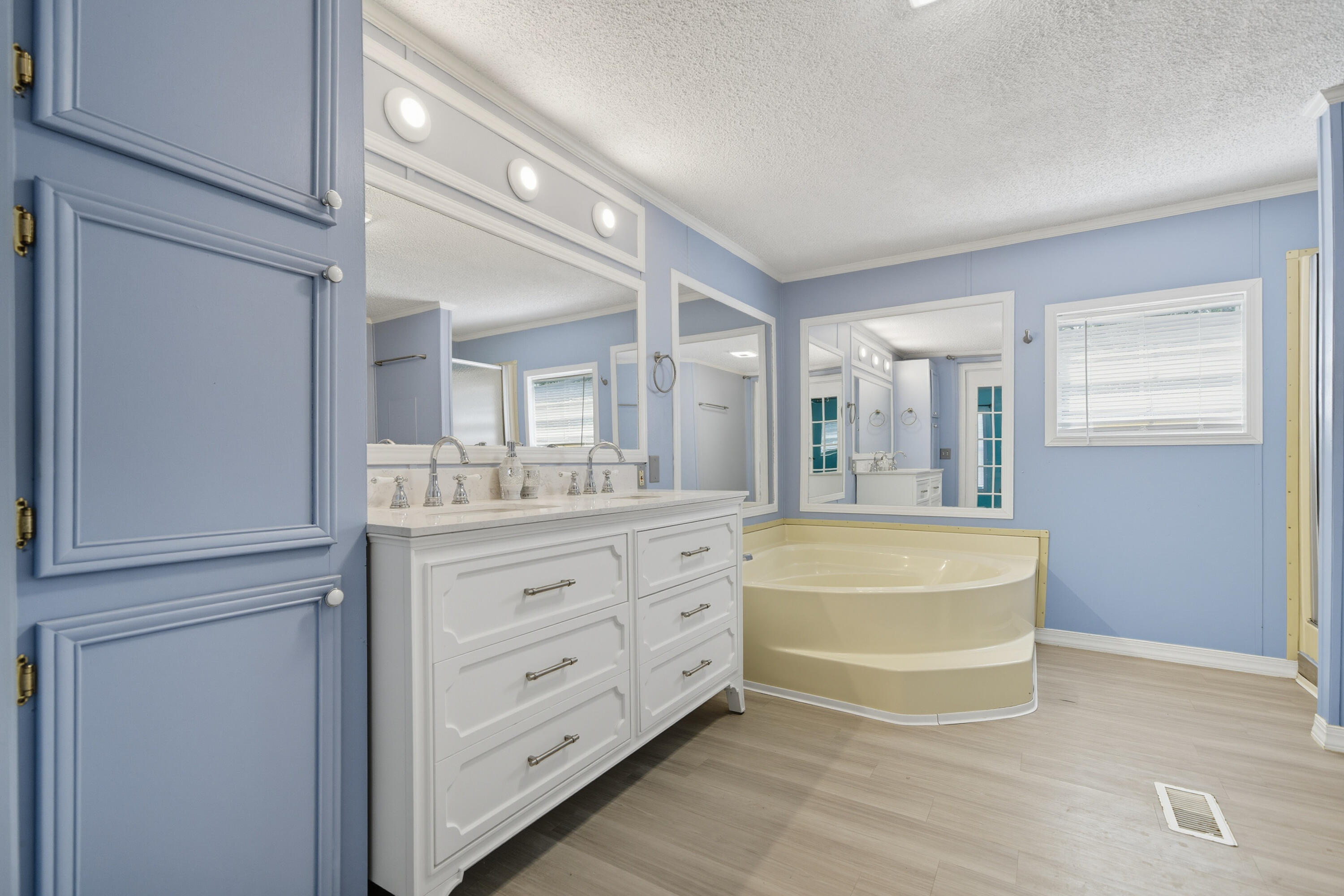 OAKWOOD LAKES ESTATES - Residential