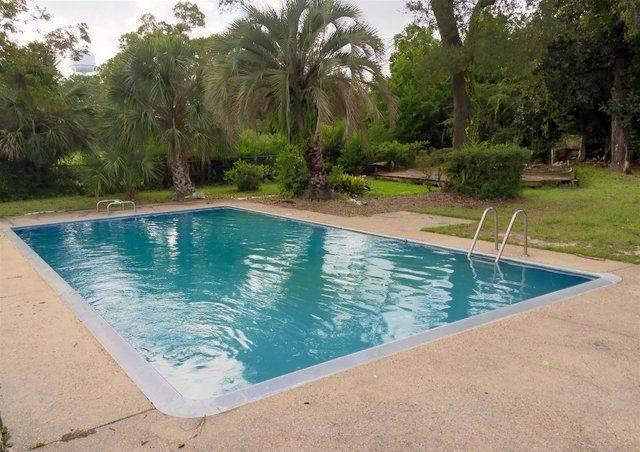 COUNTRY CLUB ESTATES - Residential