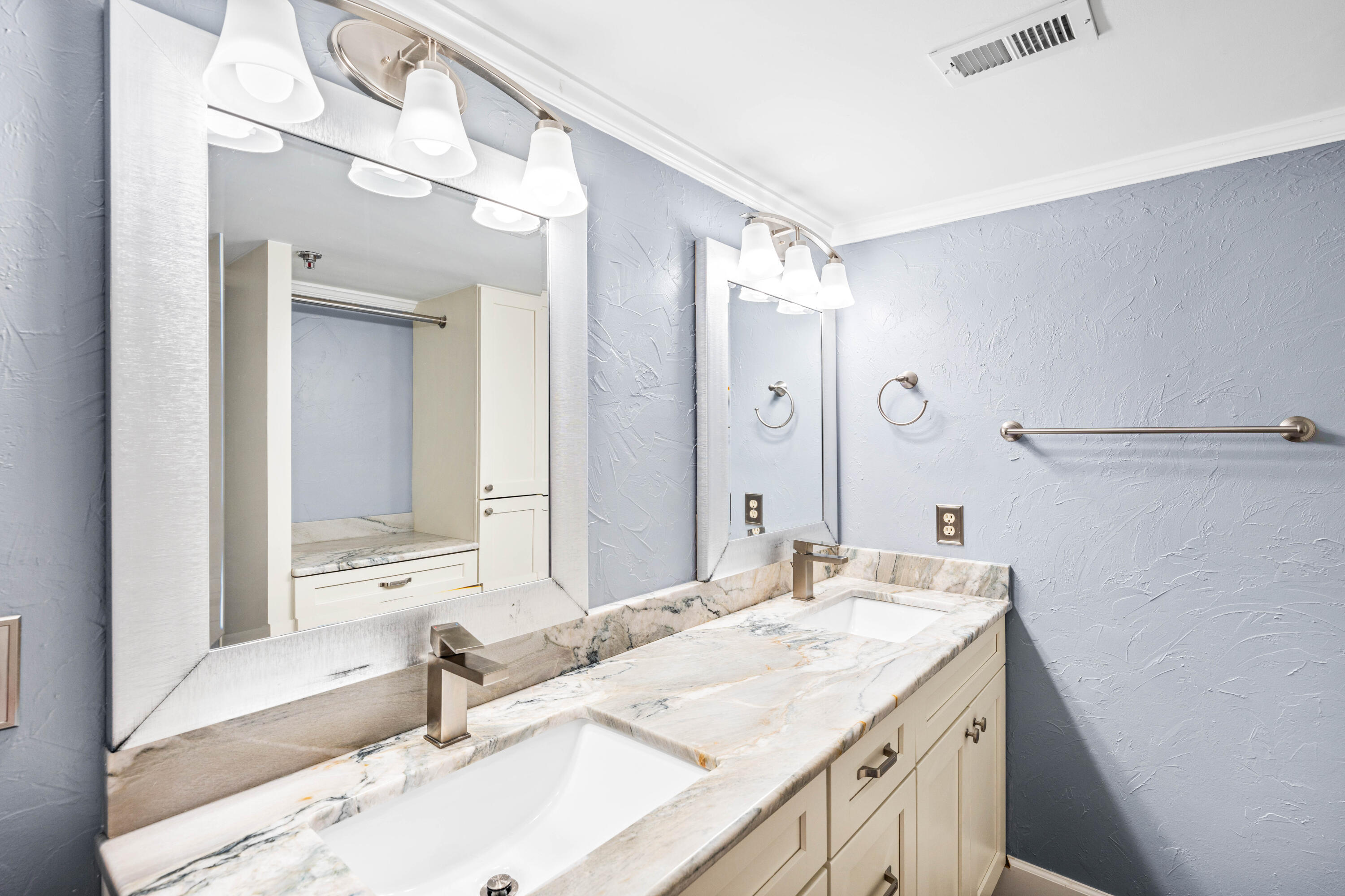 Emerald Towers Condiminium - Residential