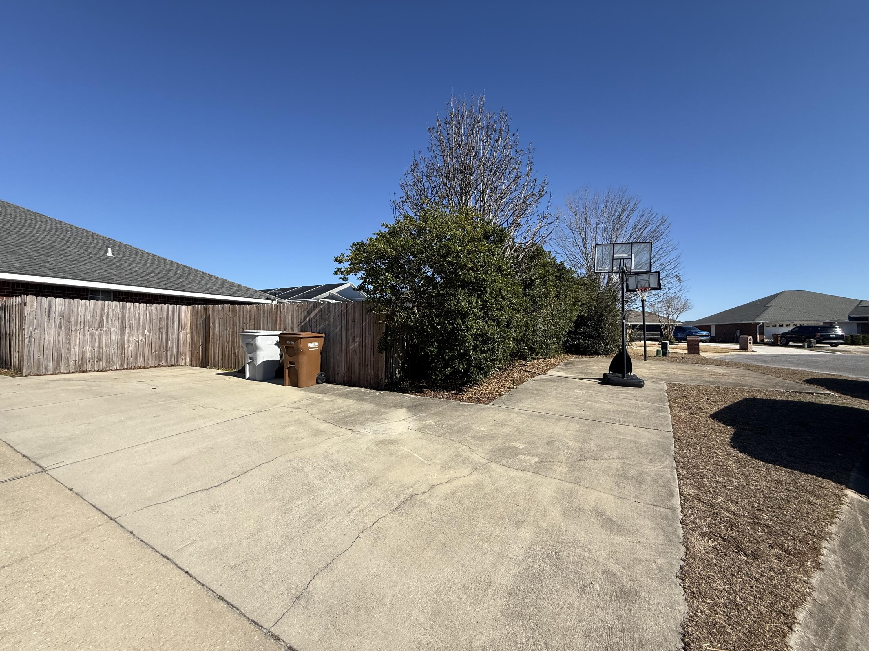 CREETWOODS - Residential Lease