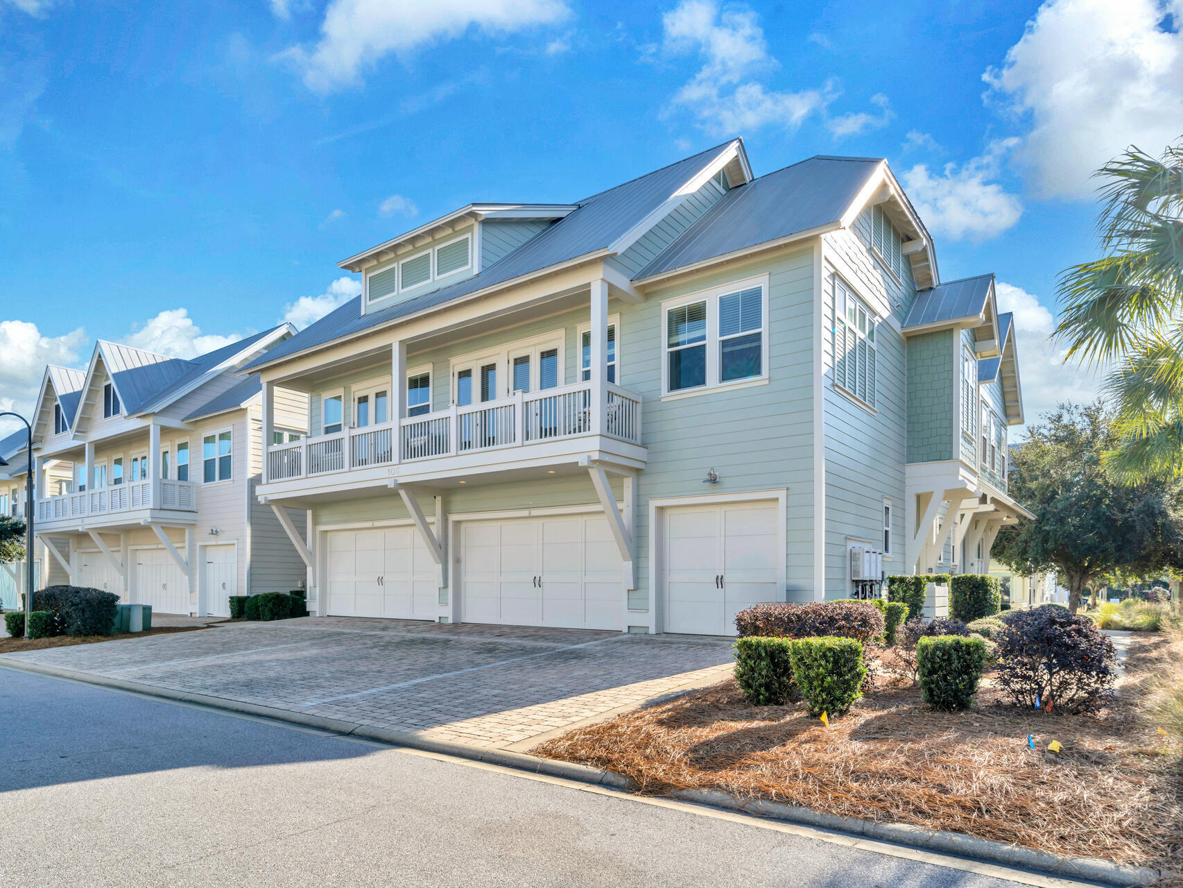 This professional decorated END  unit comes fully furnished  with the possible of a golf cart. Across the street from the HUB that offers all types of amenities  such as many restaurants and night time entertainment. Deer Beach provides quick and easy access to the beach.