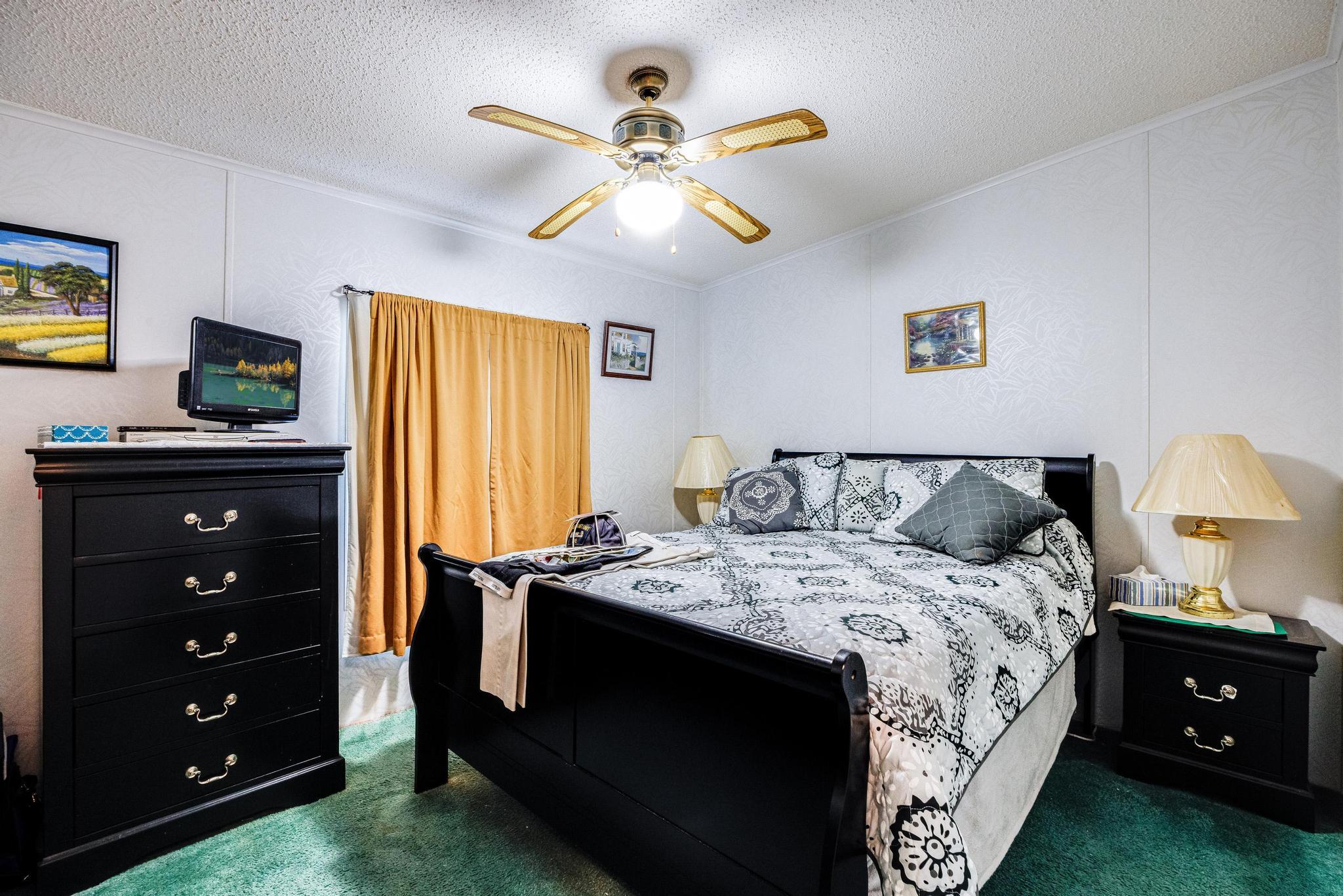 LEISURE LAKES - Residential