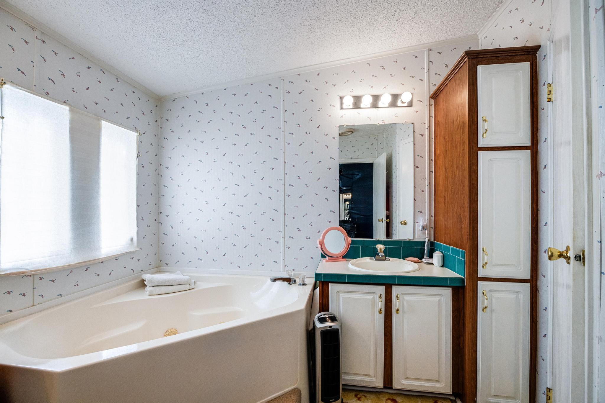 LEISURE LAKES - Residential