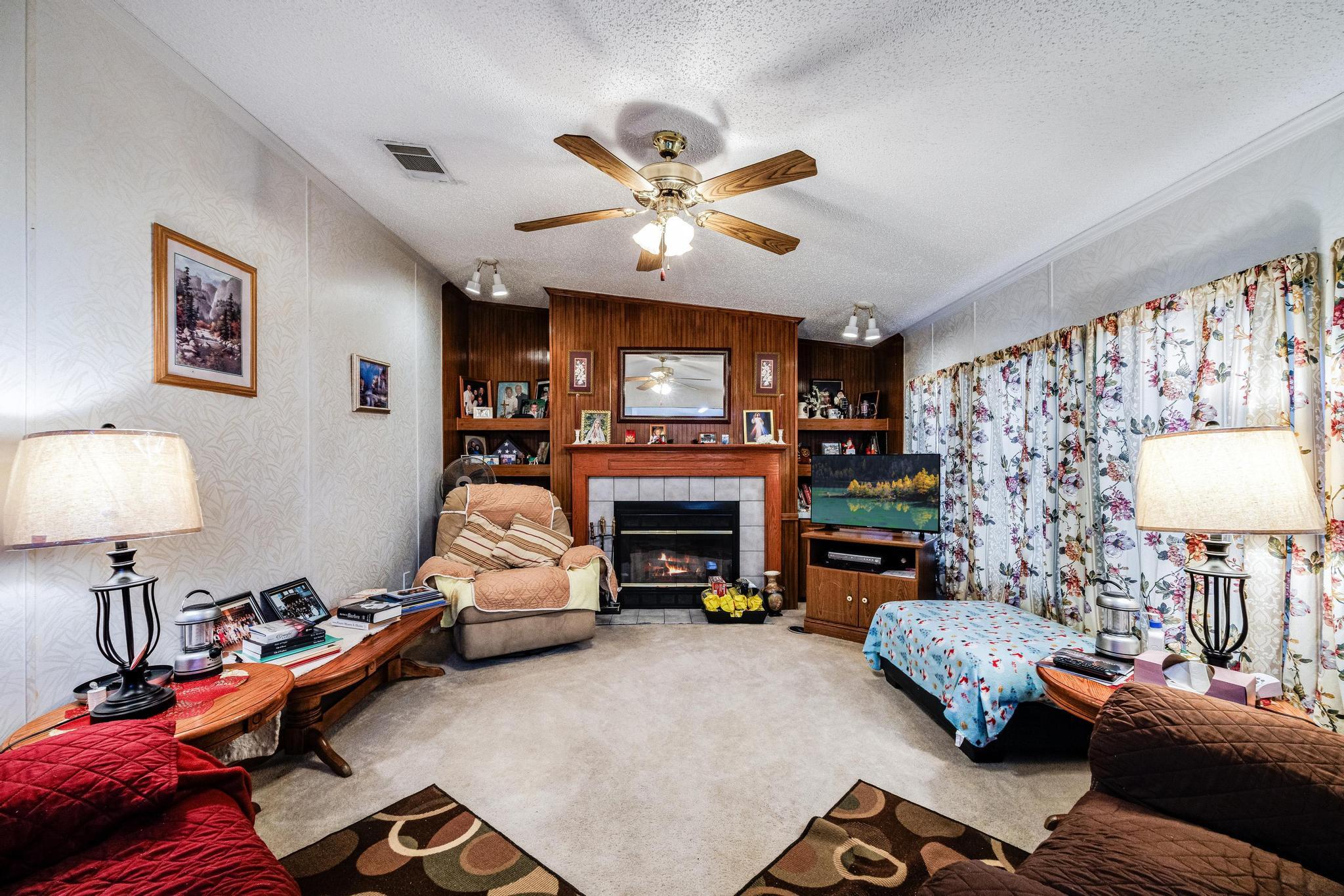 LEISURE LAKES - Residential