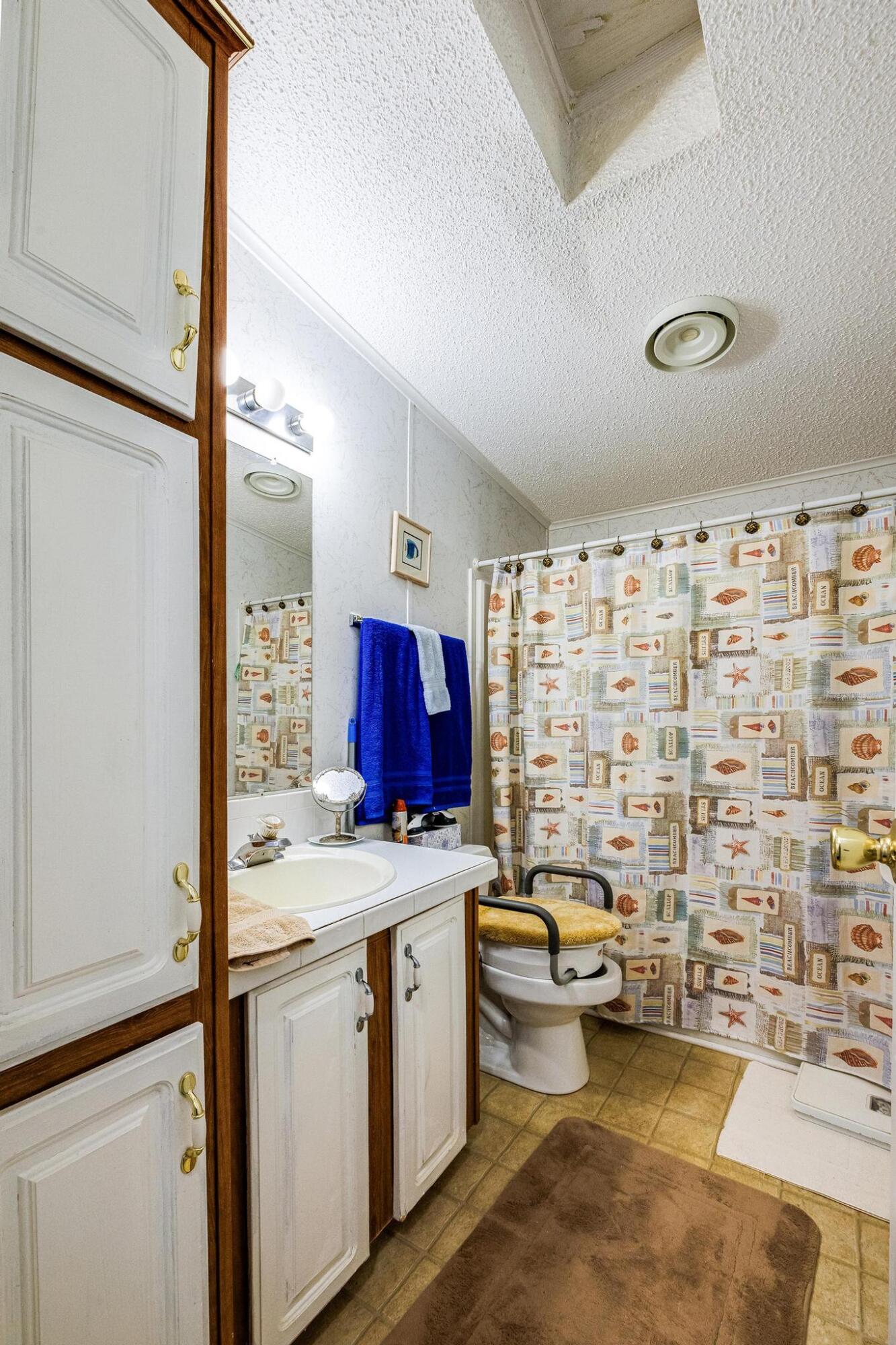 LEISURE LAKES - Residential