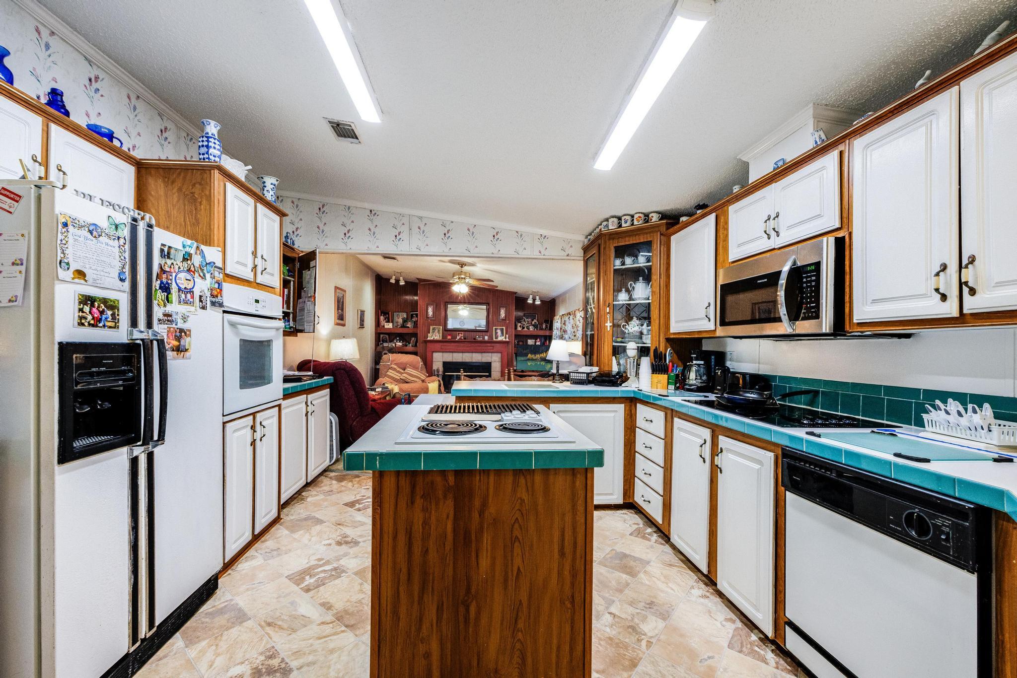 LEISURE LAKES - Residential