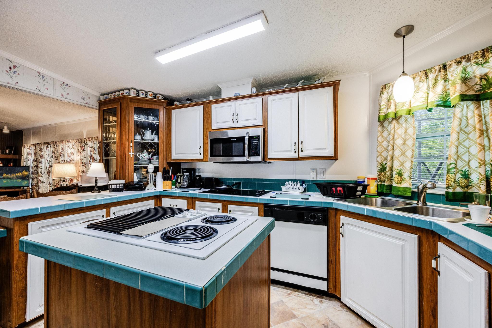 LEISURE LAKES - Residential