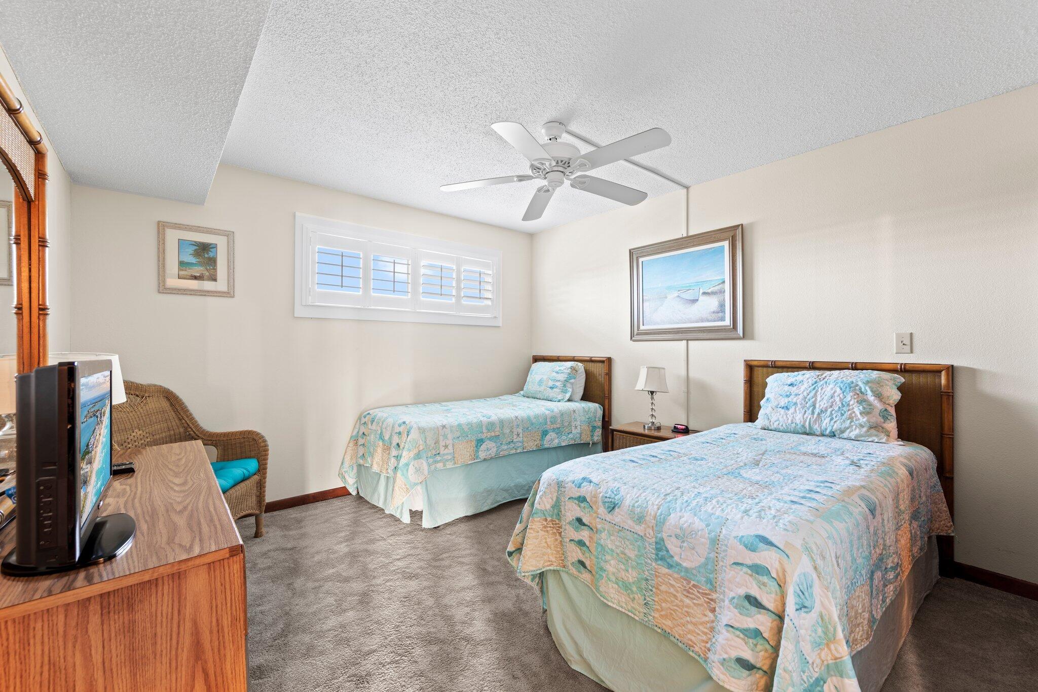 ISLANDER CONDO - Residential