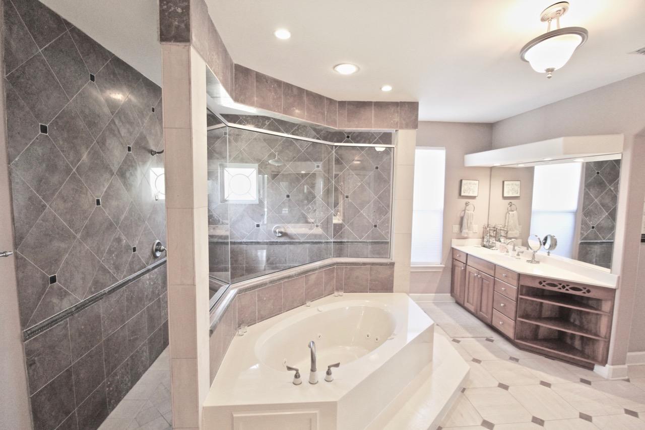 CHARDONNAY ESTATES - Residential