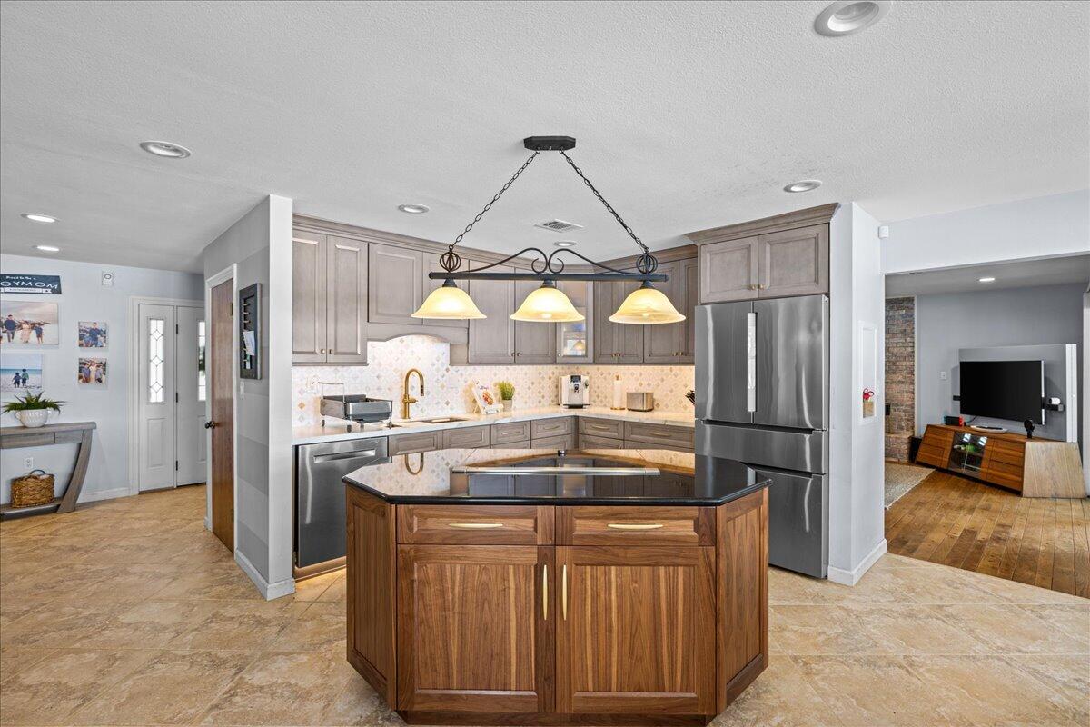 ROCKY BAYOU ESTATES 01 - Residential Lease