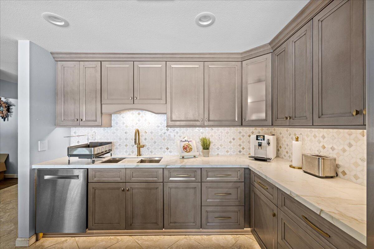 ROCKY BAYOU ESTATES 01 - Residential Lease