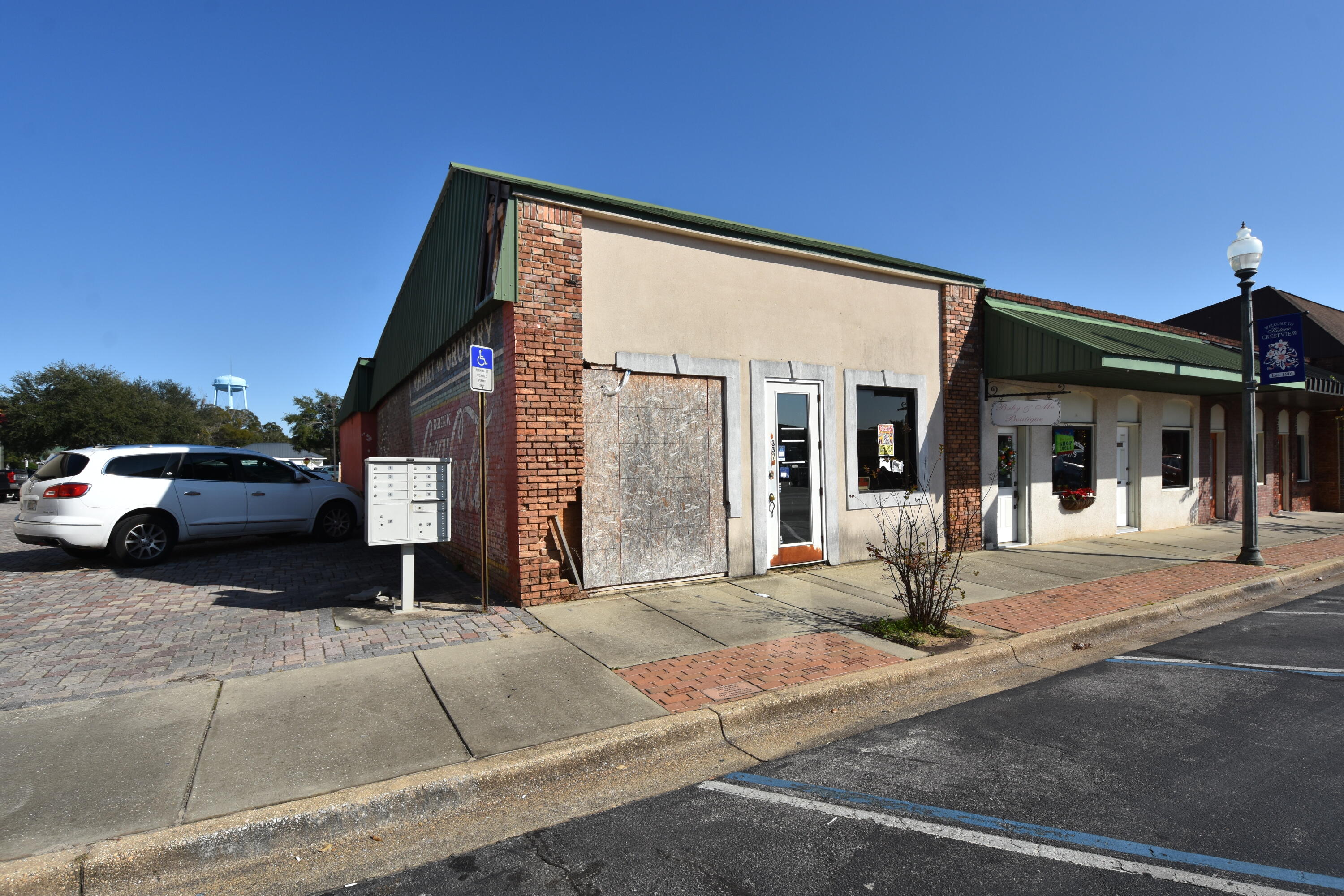 Main image without alt text