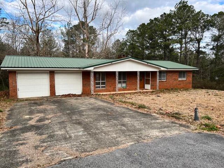 Calling on all cash buyers and investors! 3 Bedroom 1 1/2 sitting on 1 acre in north Baker is ready for you to make it your very own. Home boasts a metal roof, 2 car garage, and HVAC system from 2012. Spacious backyard with endless possibilities. Schedule your showing today.Home will not qualify for traditional financing. Property is strictly As Is and no disclosures are available.