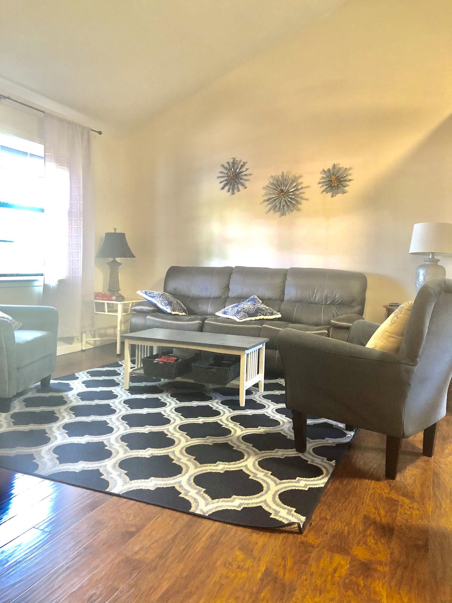 UNIVERSAL OAKS - Residential