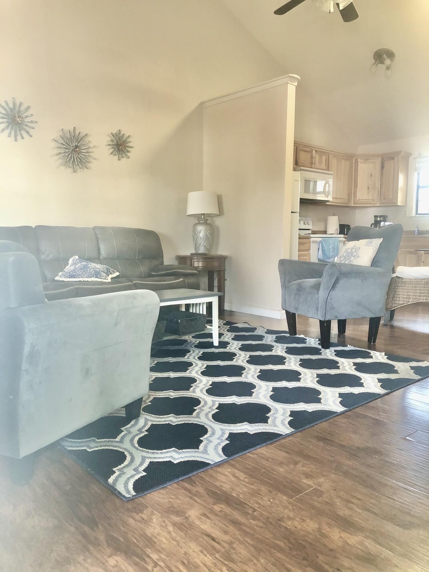 UNIVERSAL OAKS - Residential