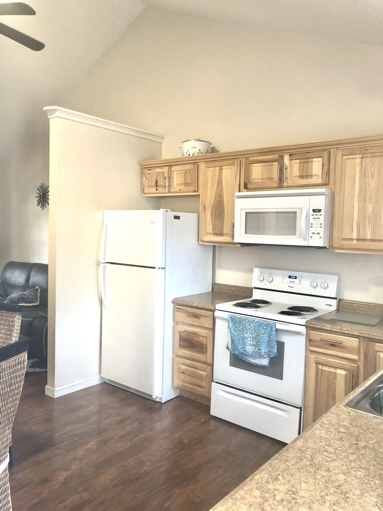 UNIVERSAL OAKS - Residential