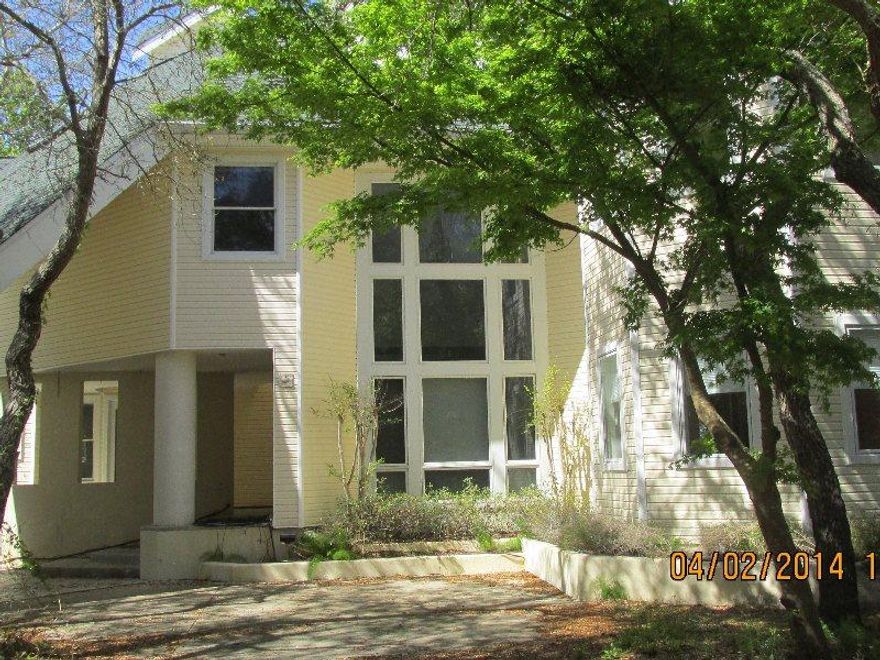 Very unique property with over 1 acre of land and 100 feet on Choctawhatchee Bay. Phenomenal views. Better potential. Use your imagination to make this property your own. Don't Wait...You'll Be Tooooo Late.