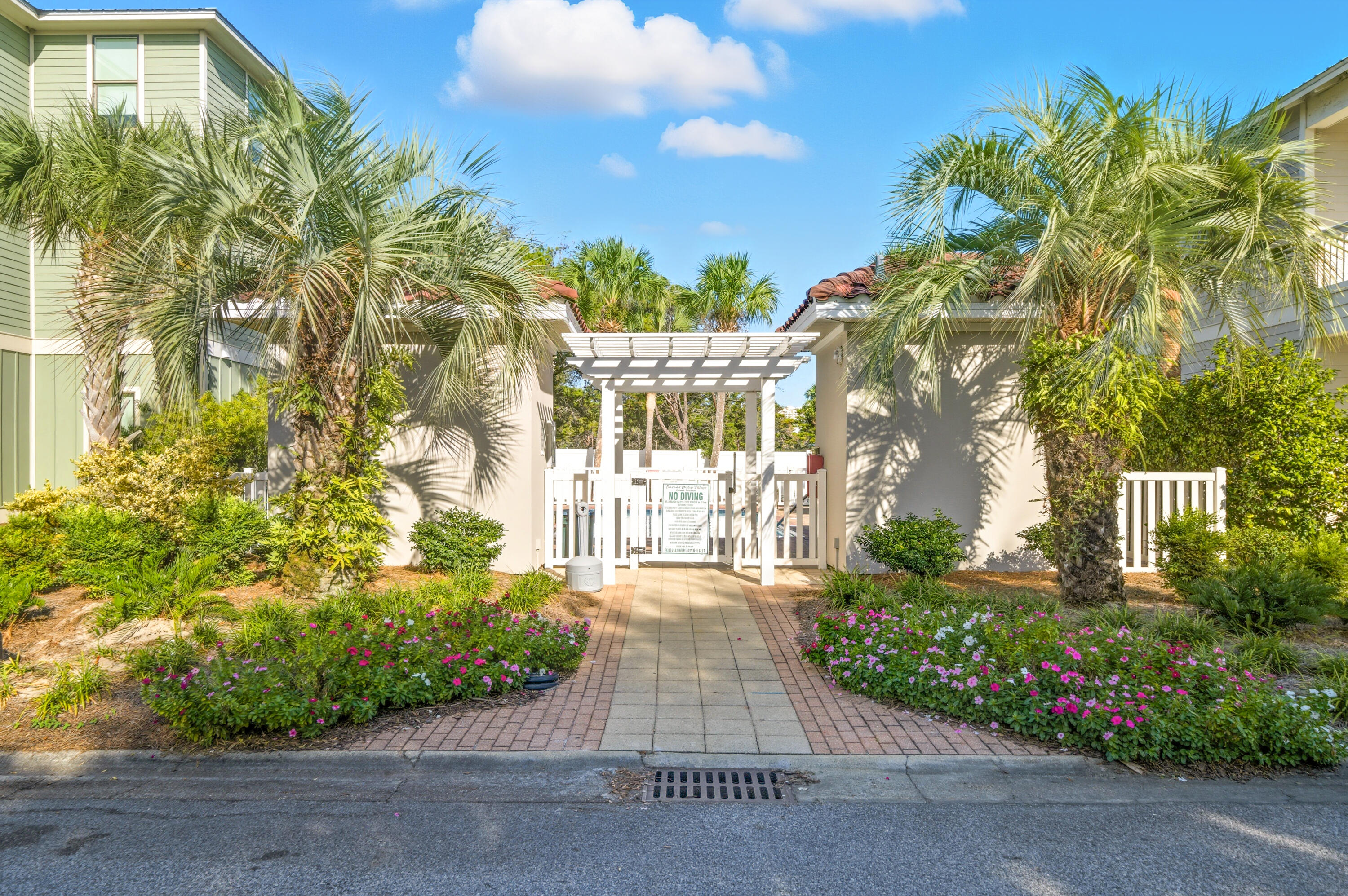 EMERALD WATERS VILLAGE - Residential