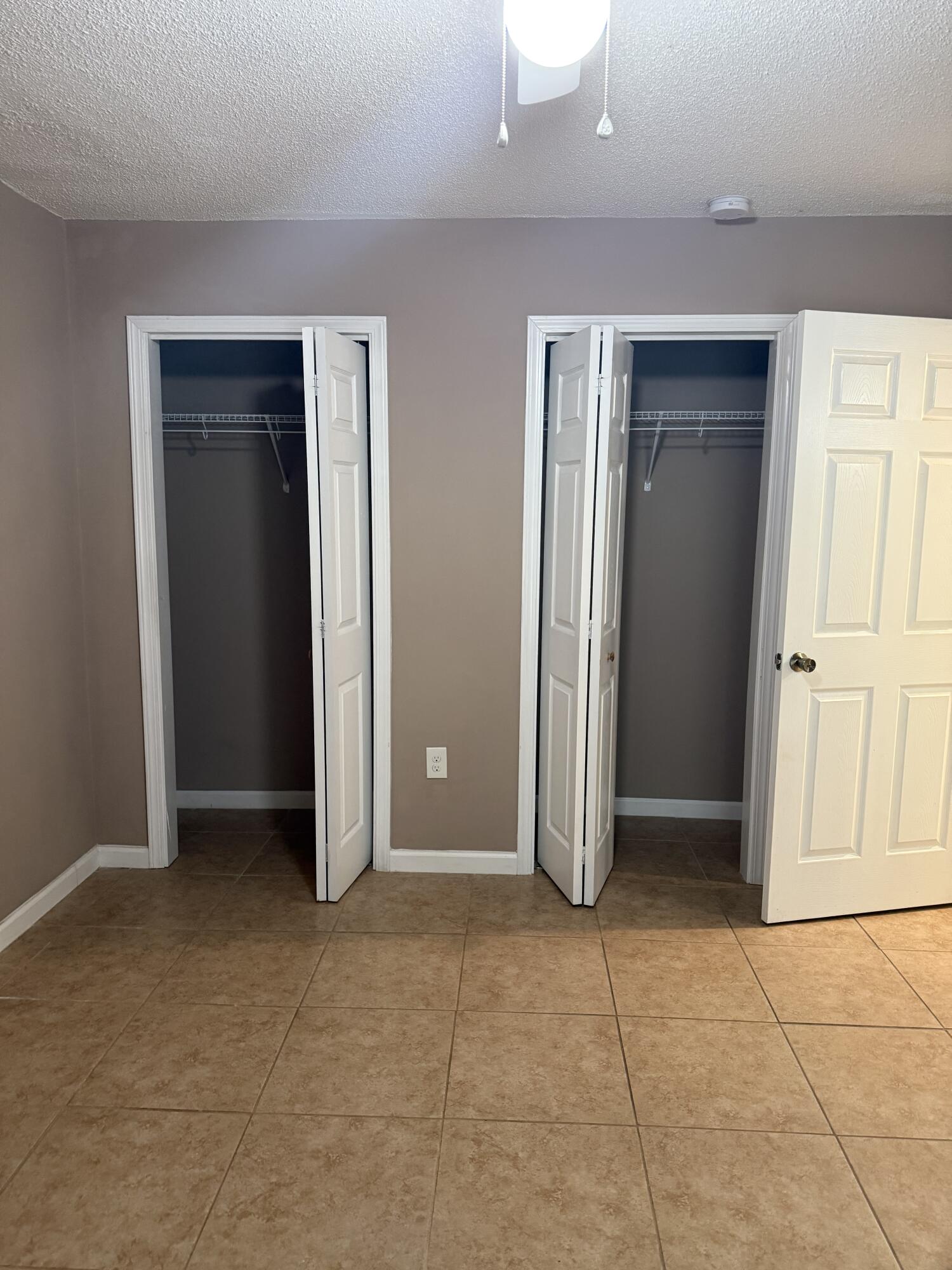 SUNSET STRIP S/D LOT 4 BLK 5 - Residential Lease