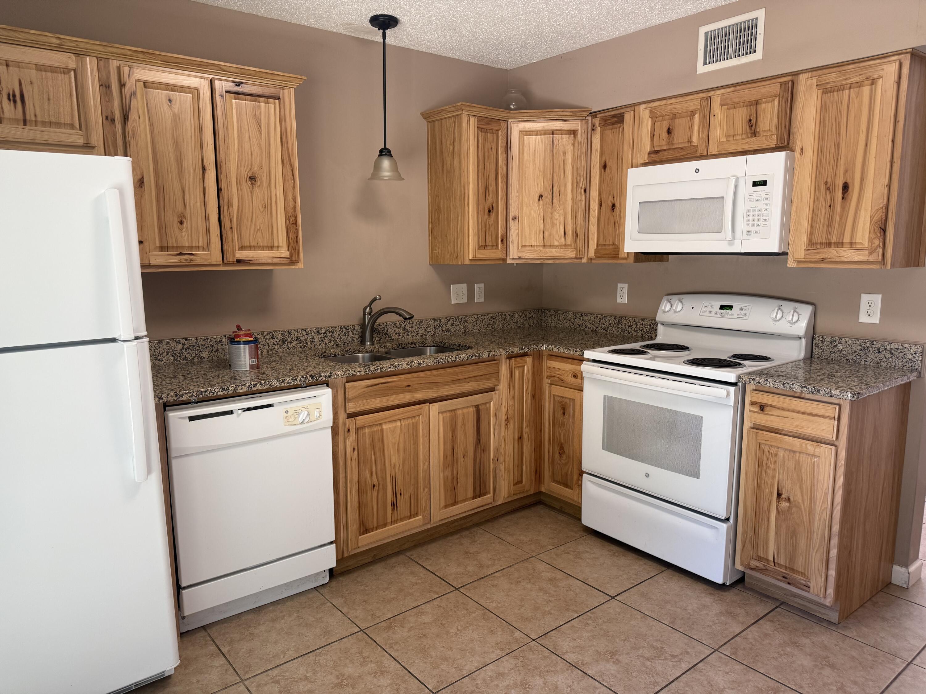 SUNSET STRIP S/D LOT 4 BLK 5 - Residential Lease