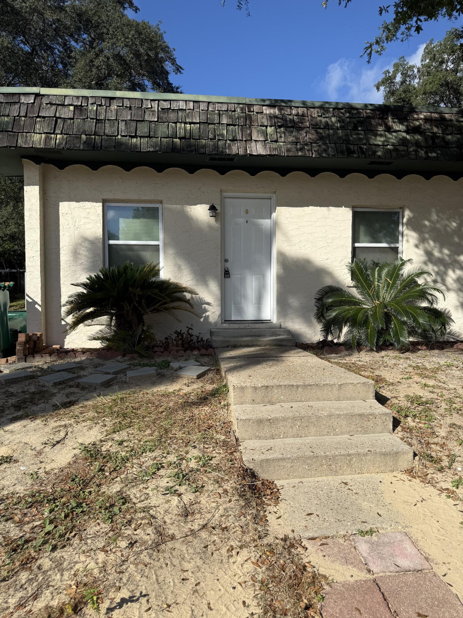 SUNSET STRIP S/D LOT 4 BLK 5 - Residential Lease