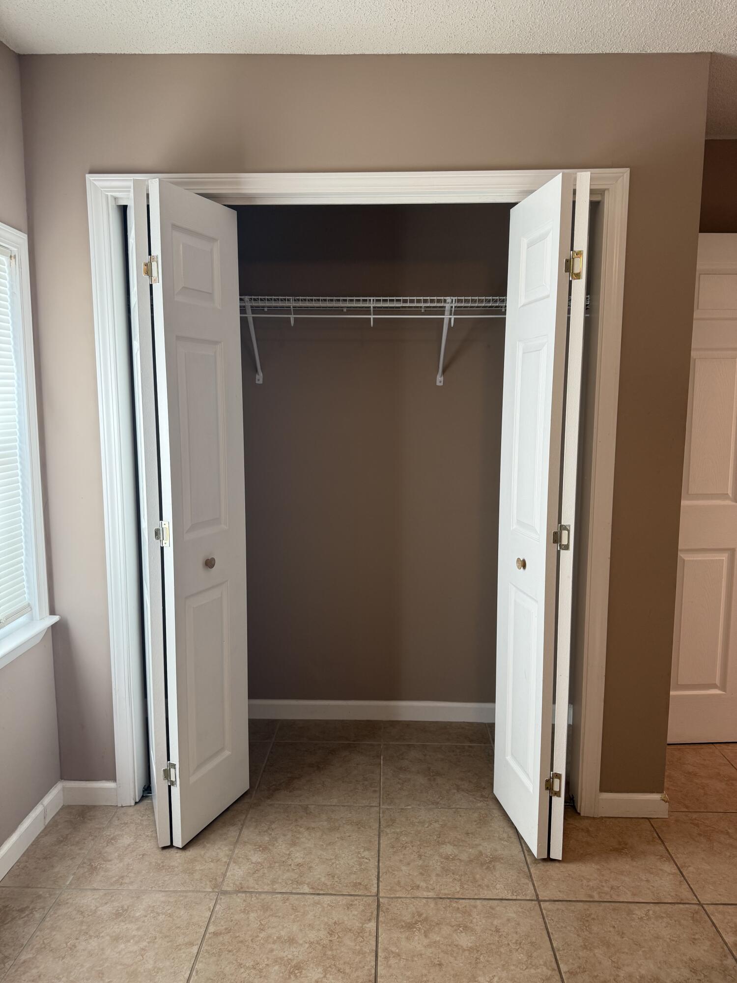 SUNSET STRIP S/D LOT 4 BLK 5 - Residential Lease