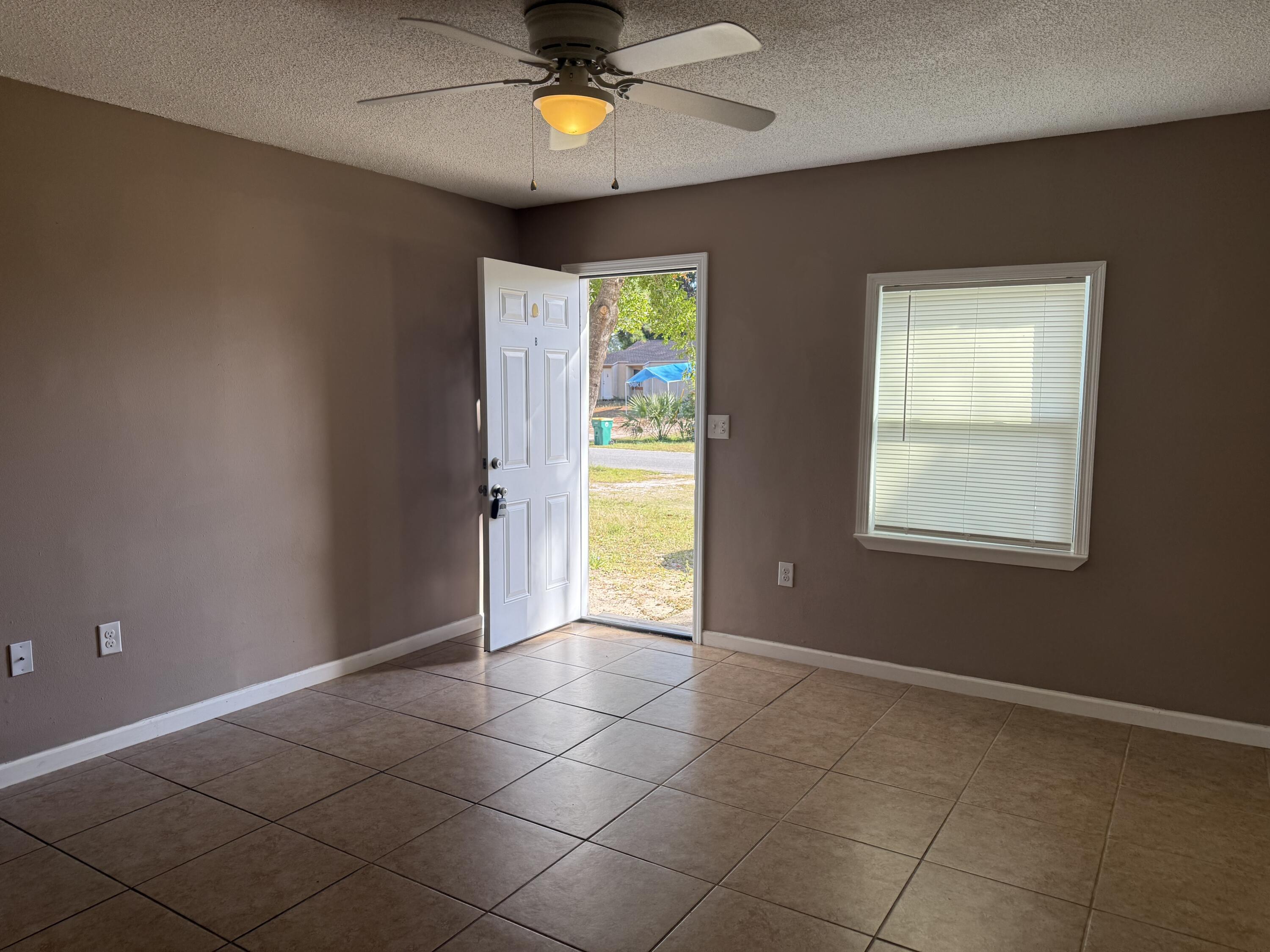 SUNSET STRIP S/D LOT 4 BLK 5 - Residential Lease