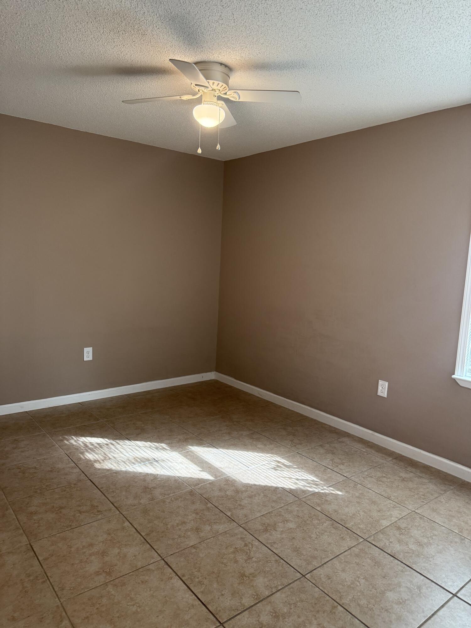 SUNSET STRIP S/D LOT 4 BLK 5 - Residential Lease