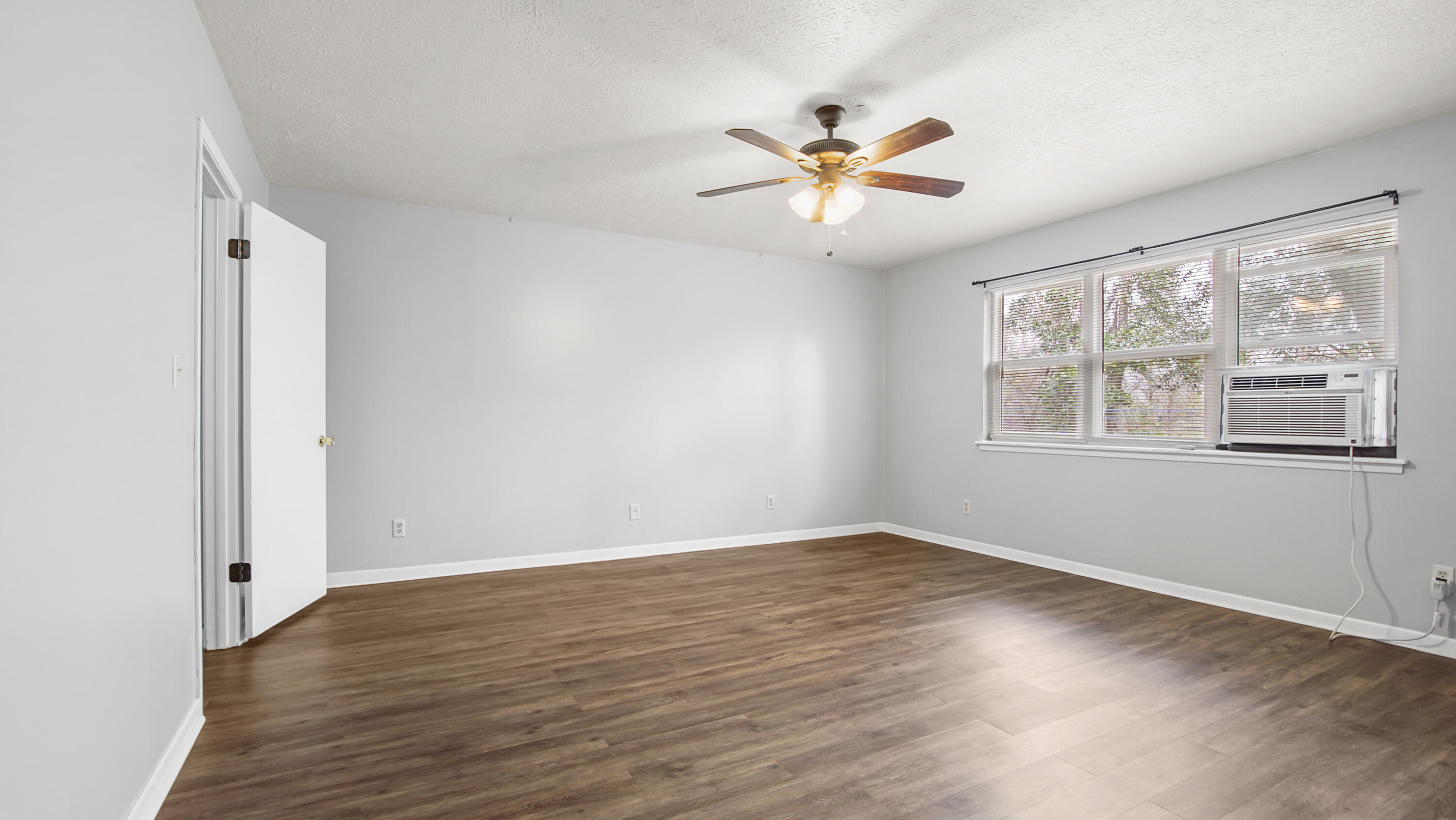 IMPERIAL OAKS - Residential