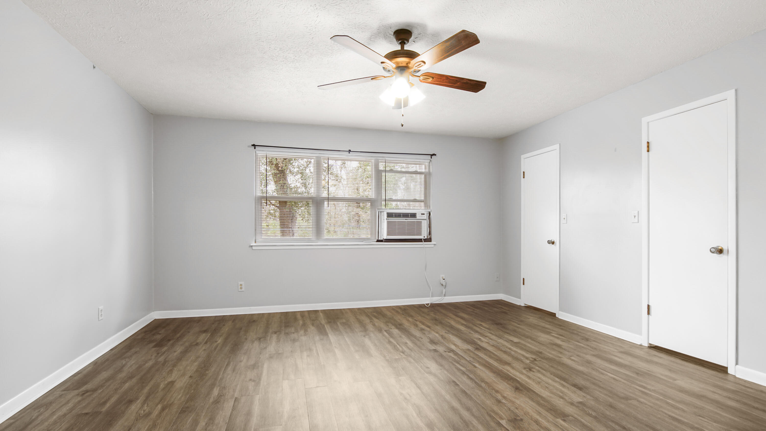 IMPERIAL OAKS - Residential