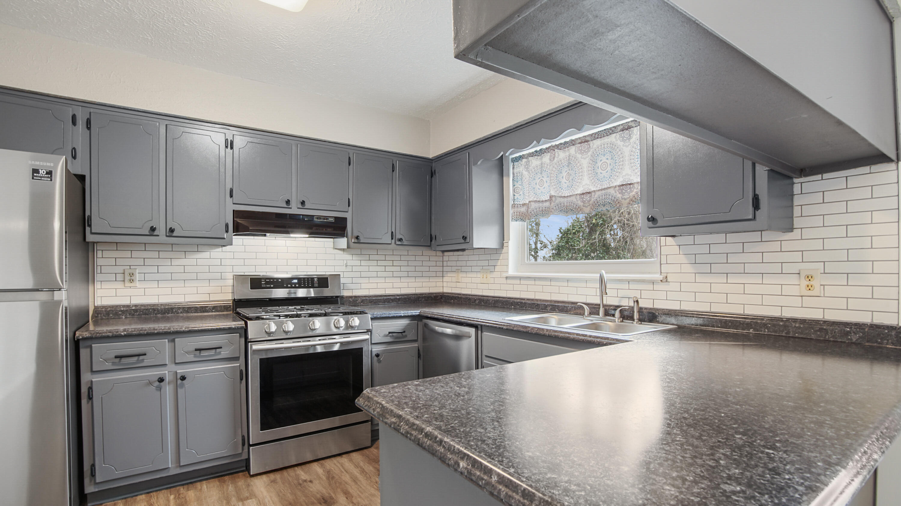 IMPERIAL OAKS - Residential