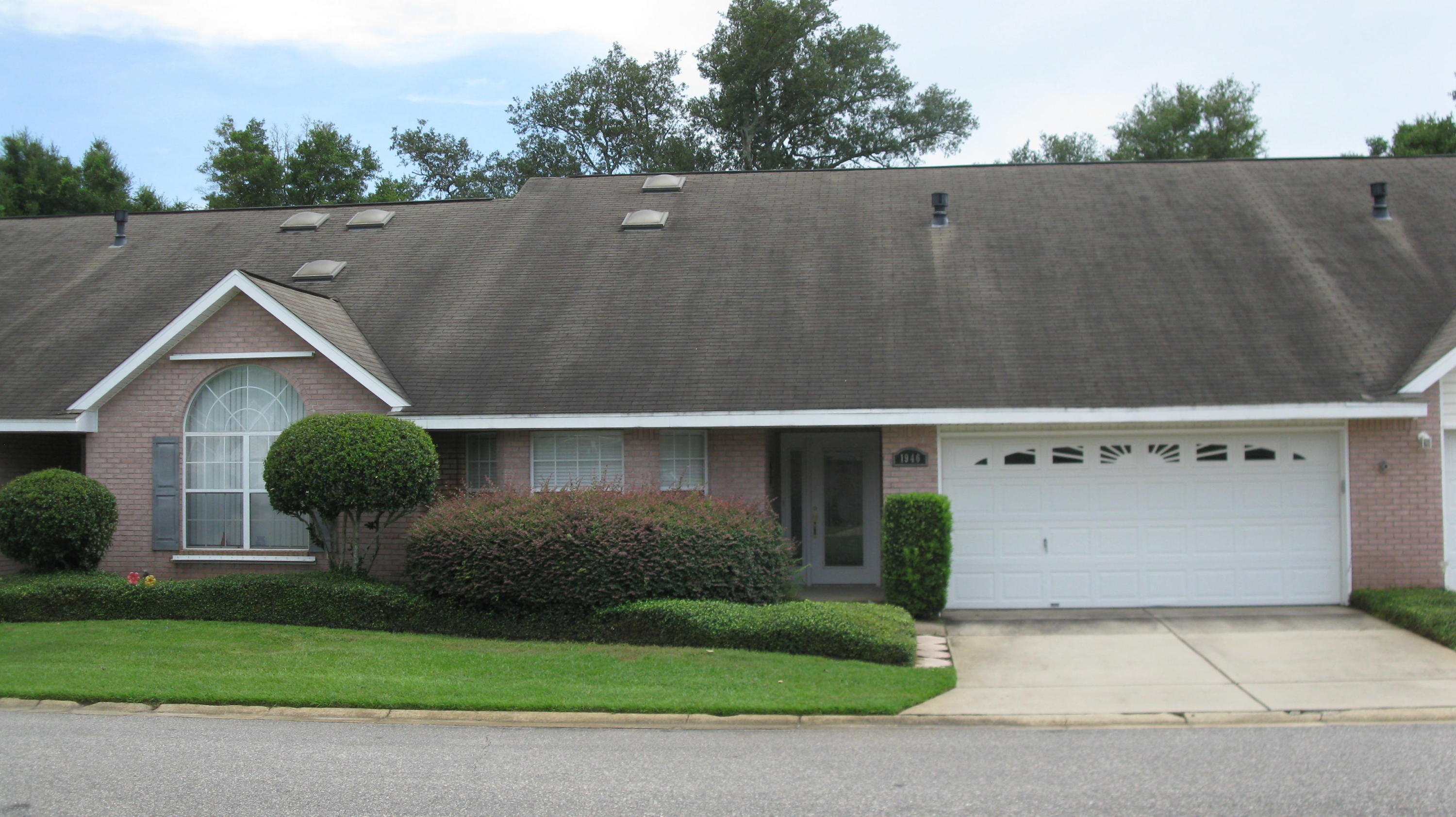 Gorgeous brick townhome in a well maintained community. Beautiful landscaping - wooded back yard. BEAUTIFUL CHERRY FLOORING IN THIS 3 BEDROOM 2 BATH HOME WITH A BEAUTIFUL FIREPLACE WITH CUSTOM MANTLE. THE MASTER BEDROOM IS LARGE WITH CUSTOM LIGHTING. THE MASTER BATH IS VERY LARGE WITH DOUBLE MARBLE VANITIES, SEPARATE SHOWER, AND LARGE GARDEN TUB. soaring ceilings. large kitchen with wood cabinets. All appliances convey. gas heating, gas fireplace, plenty of storage, desirable neighborhood convenient location. neutral colors and carpet.