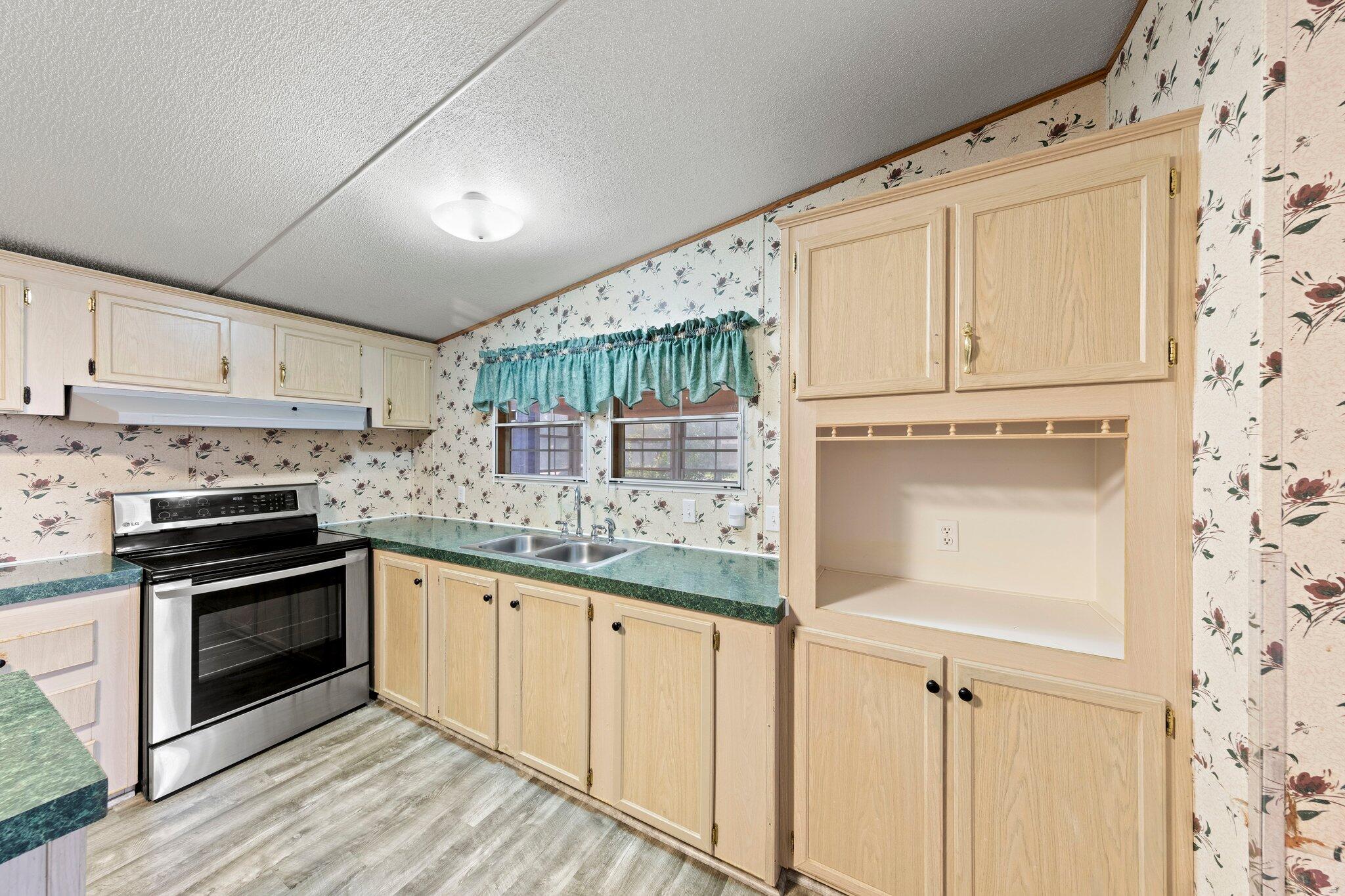 ANDERSON-BROOKS S/D ADD LOT 8 BLK F - Residential