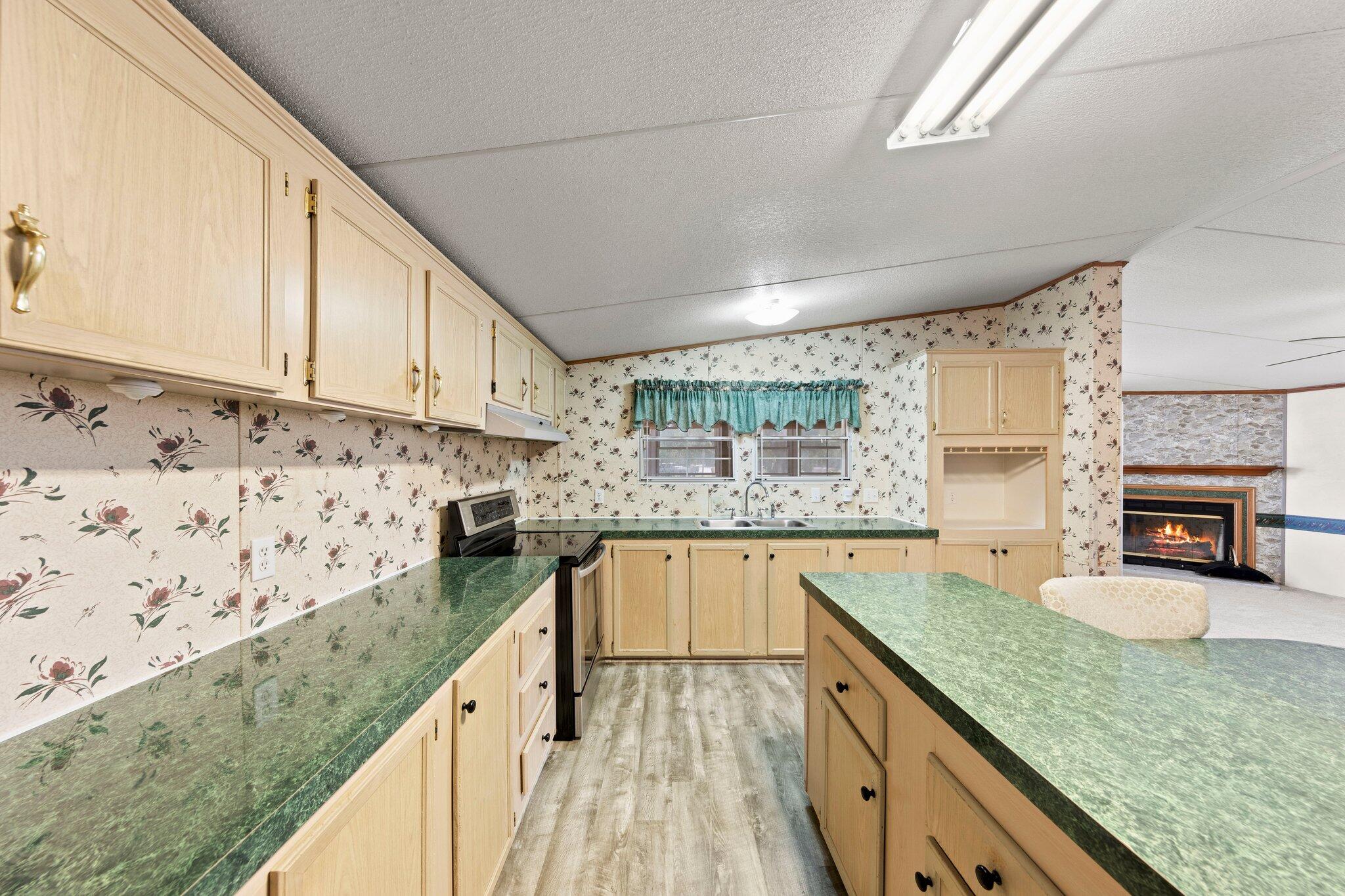 ANDERSON-BROOKS S/D ADD LOT 8 BLK F - Residential