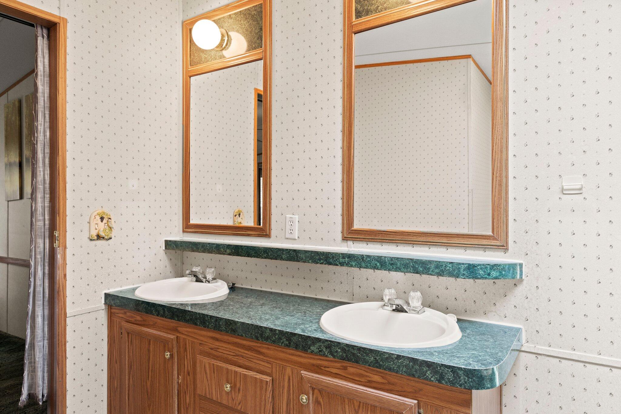 ANDERSON-BROOKS S/D ADD LOT 8 BLK F - Residential