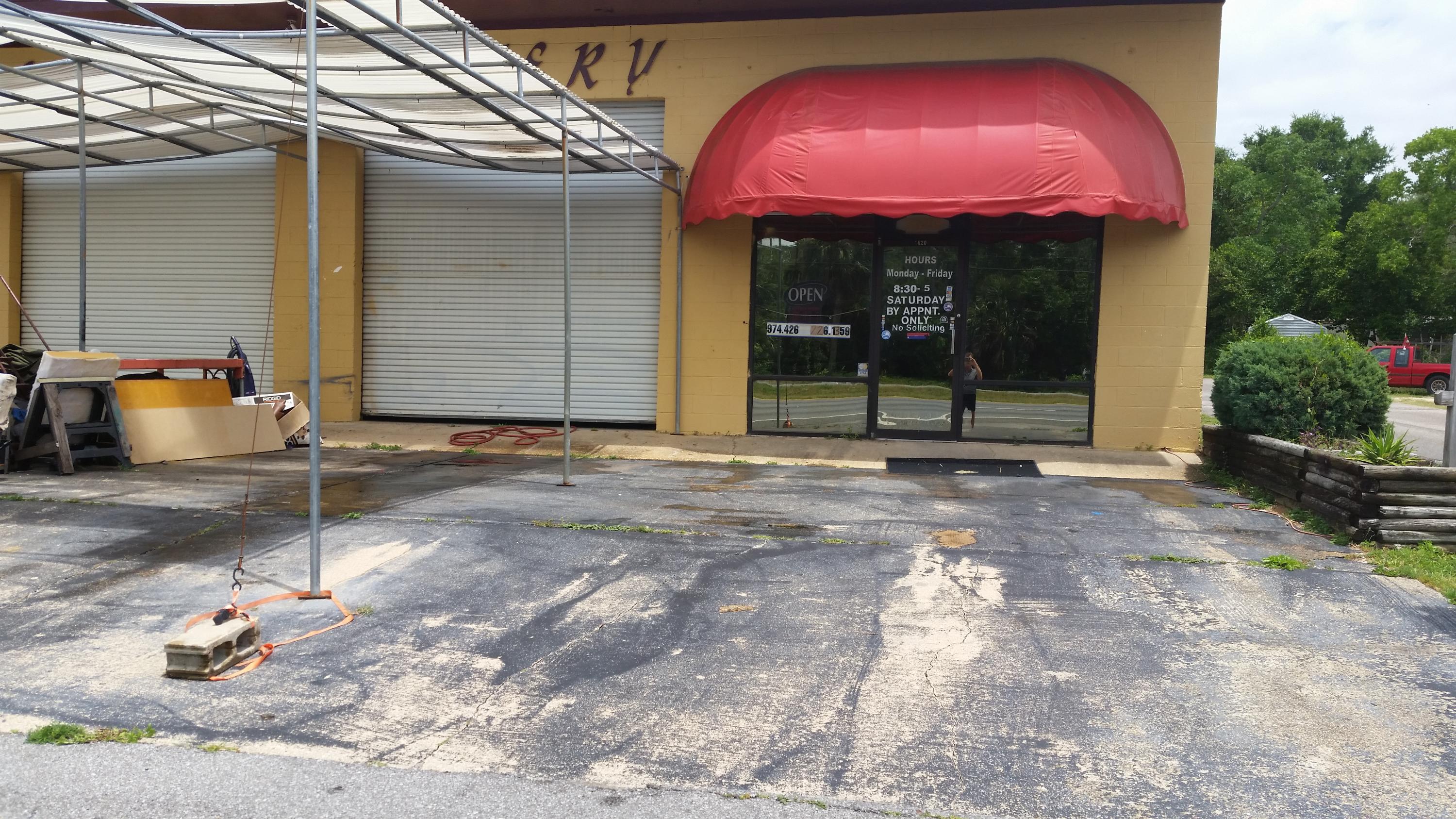 Main image without alt text