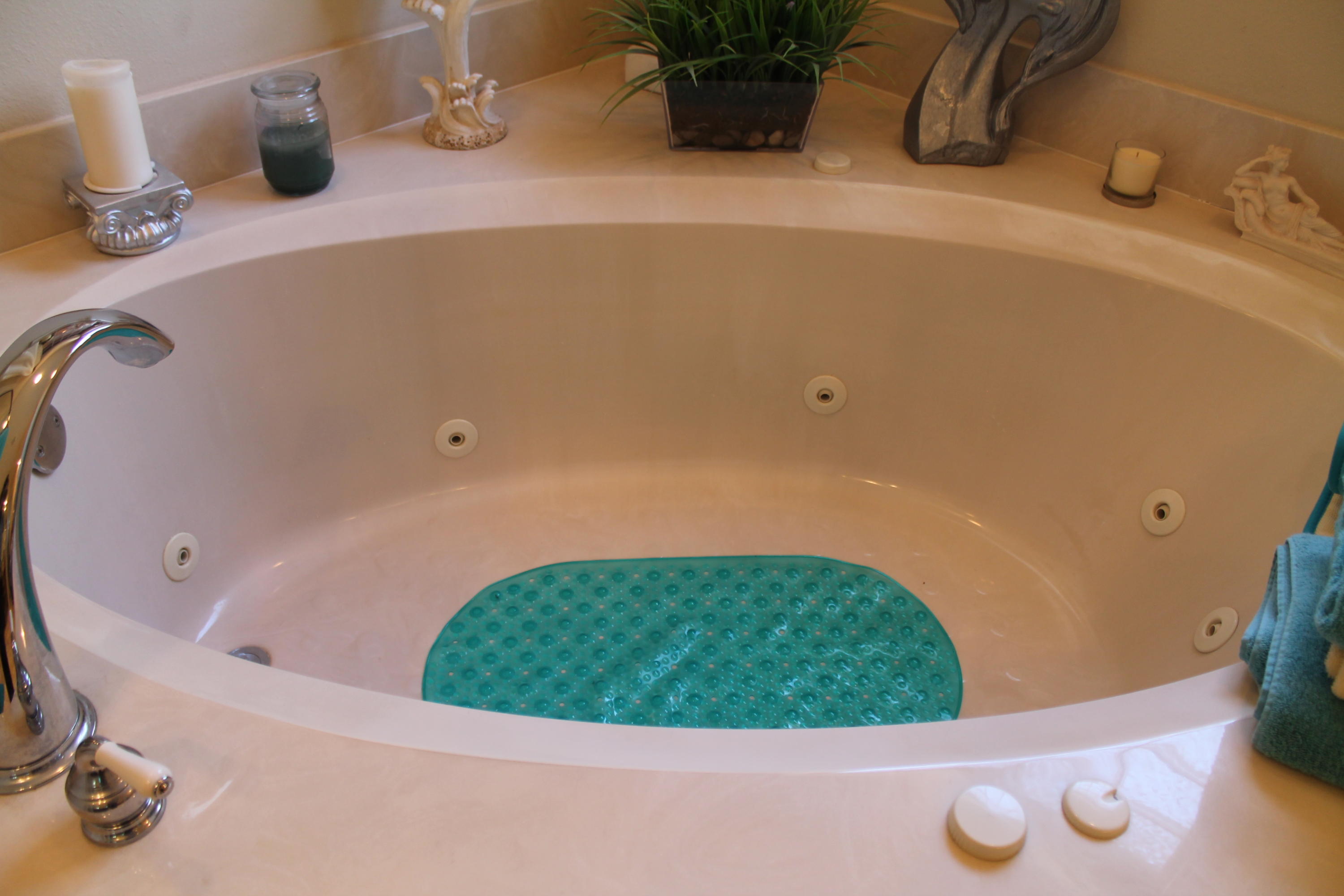 CHARDONNAY ESTATES - Residential