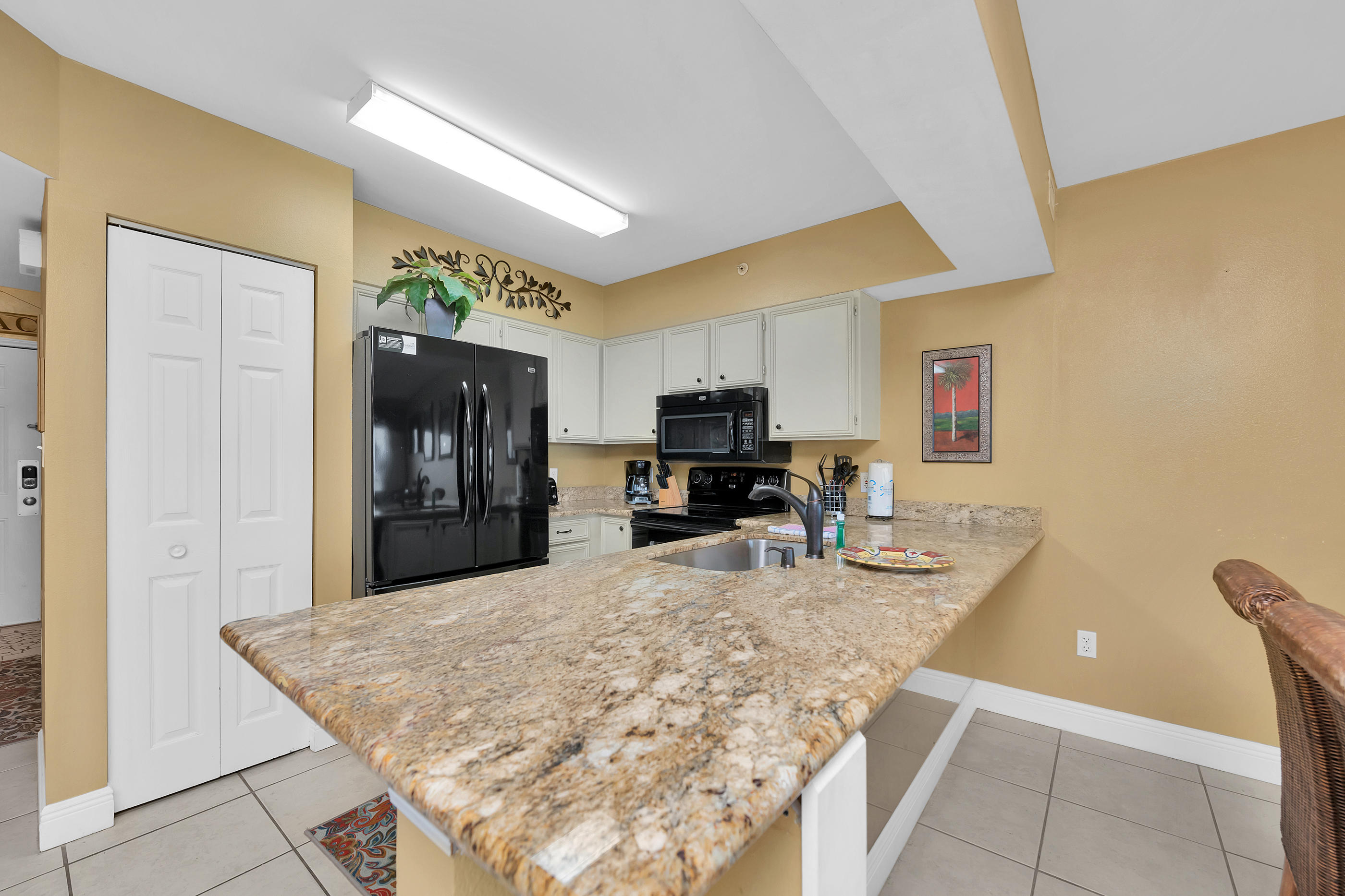 EMERALD TOWERS WEST CONDO - Residential