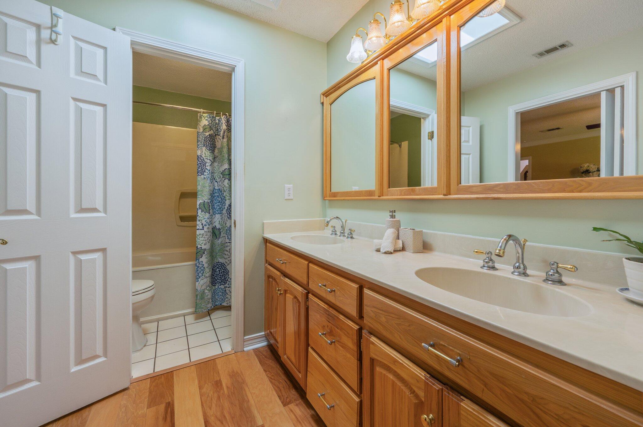 Crestview Suburb 231000.00 - Residential