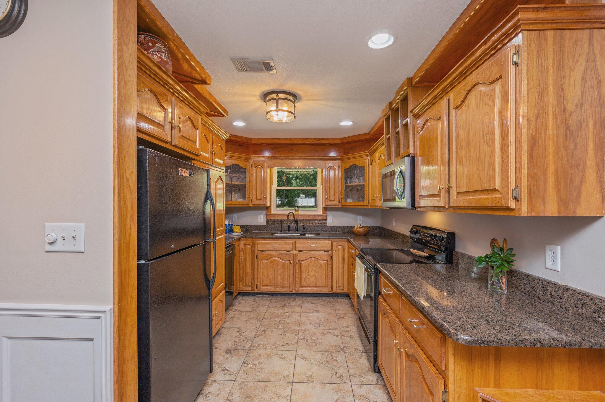Crestview Suburb 231000.00 - Residential