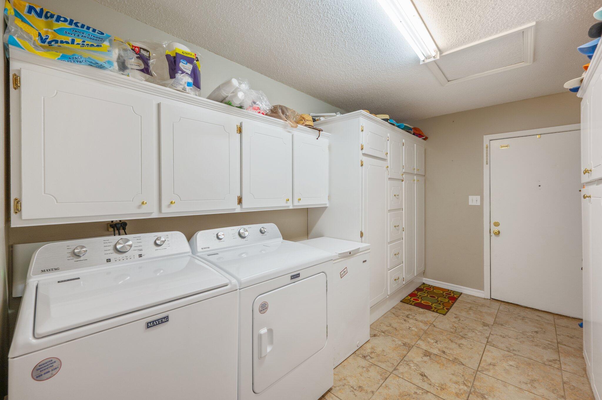 Crestview Suburb 231000.00 - Residential