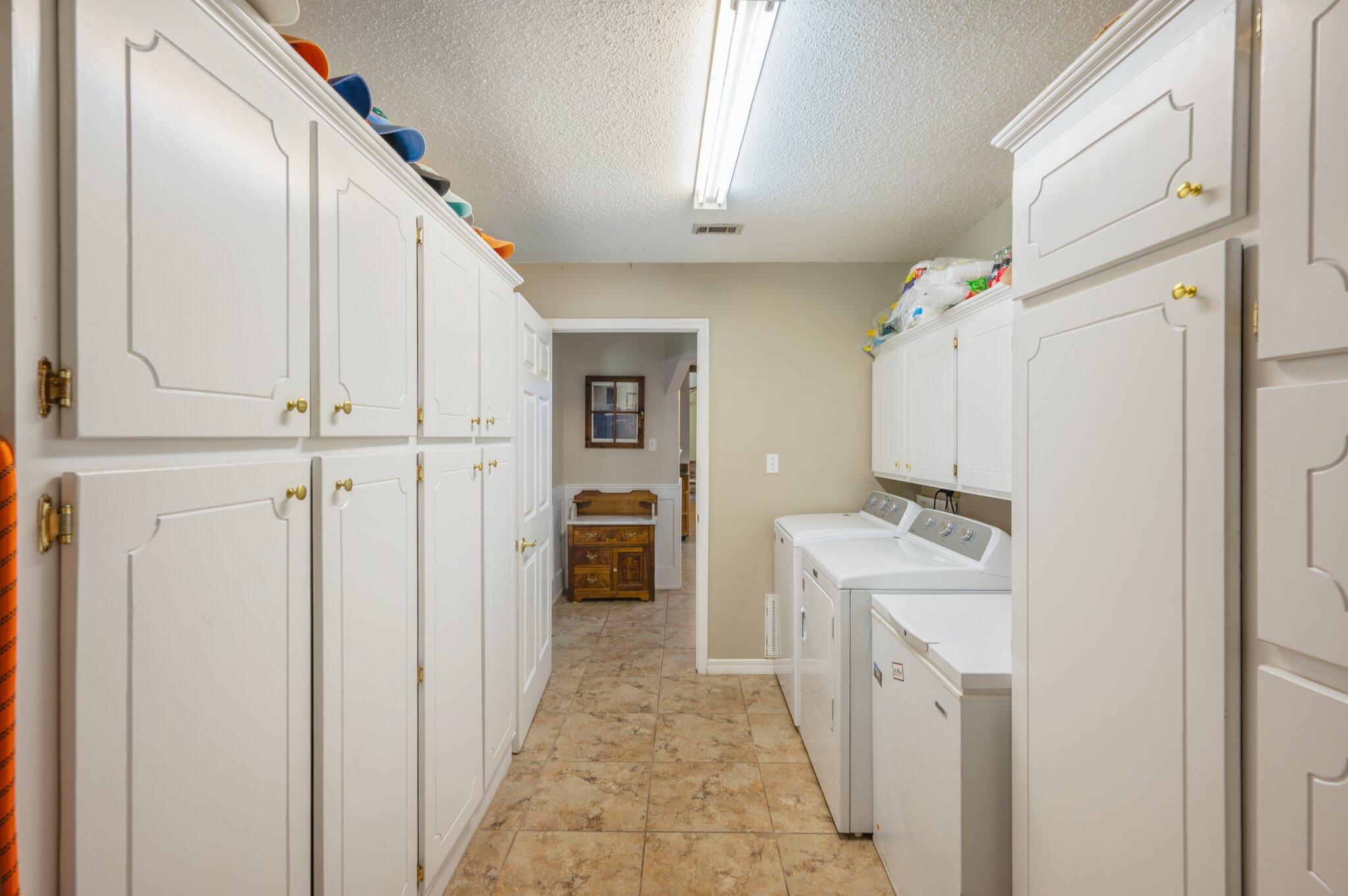 Crestview Suburb 231000.00 - Residential