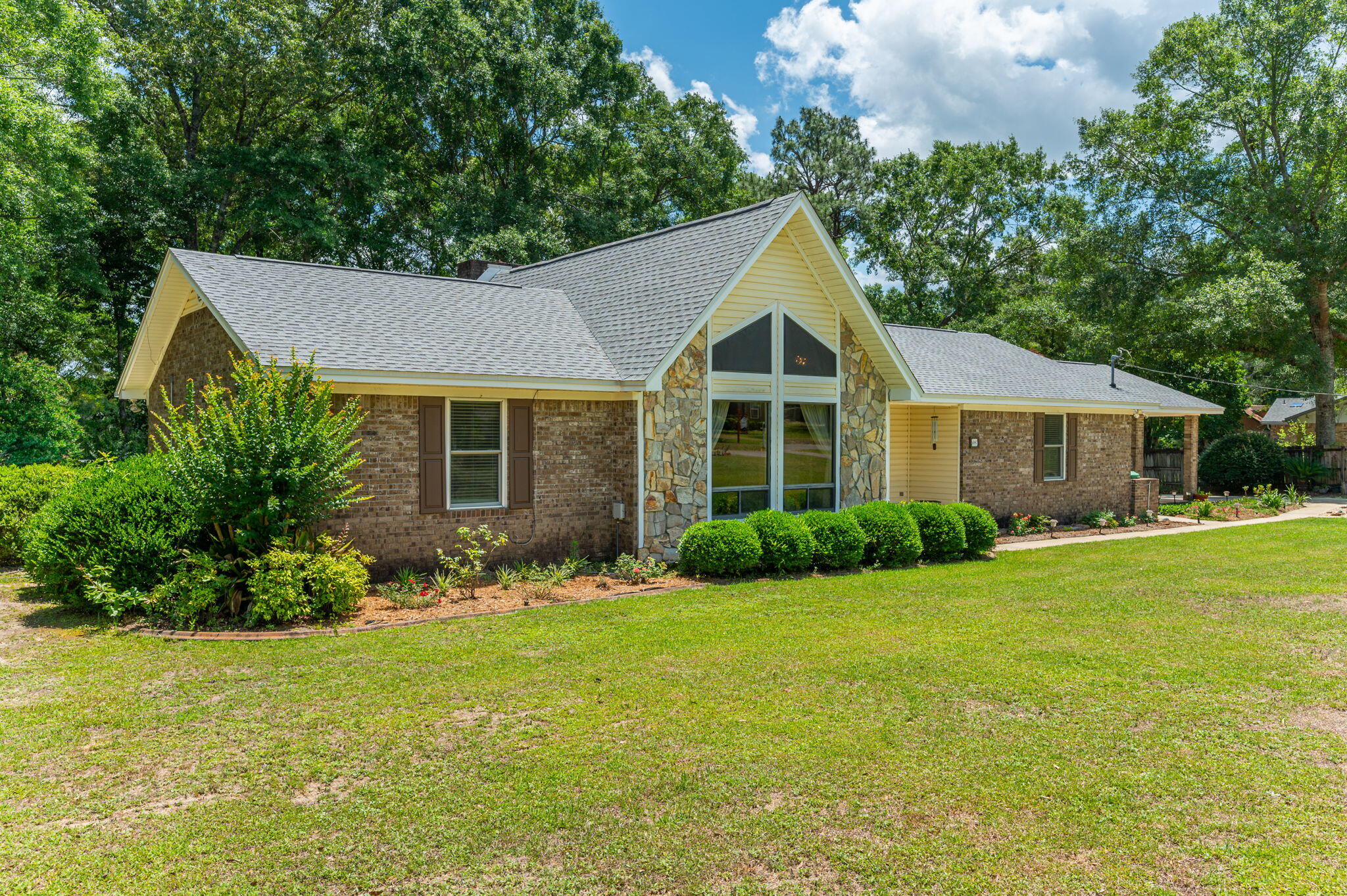 Crestview Suburb 231000.00 - Residential