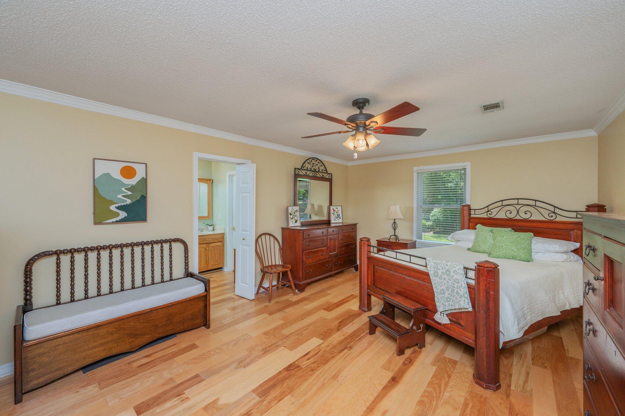 Crestview Suburb 231000.00 - Residential