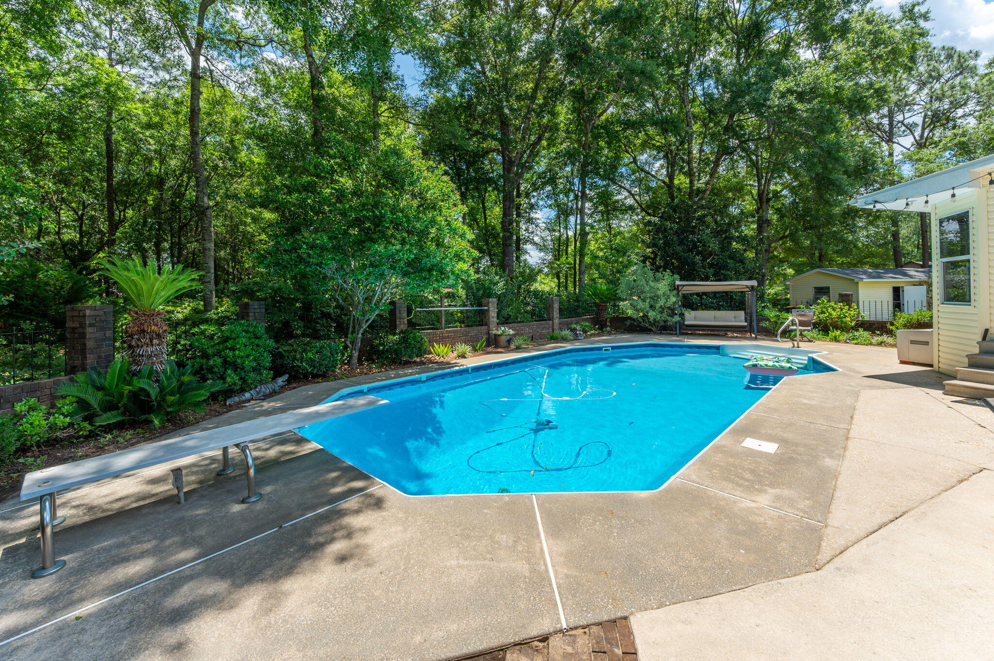 Crestview Suburb 231000.00 - Residential