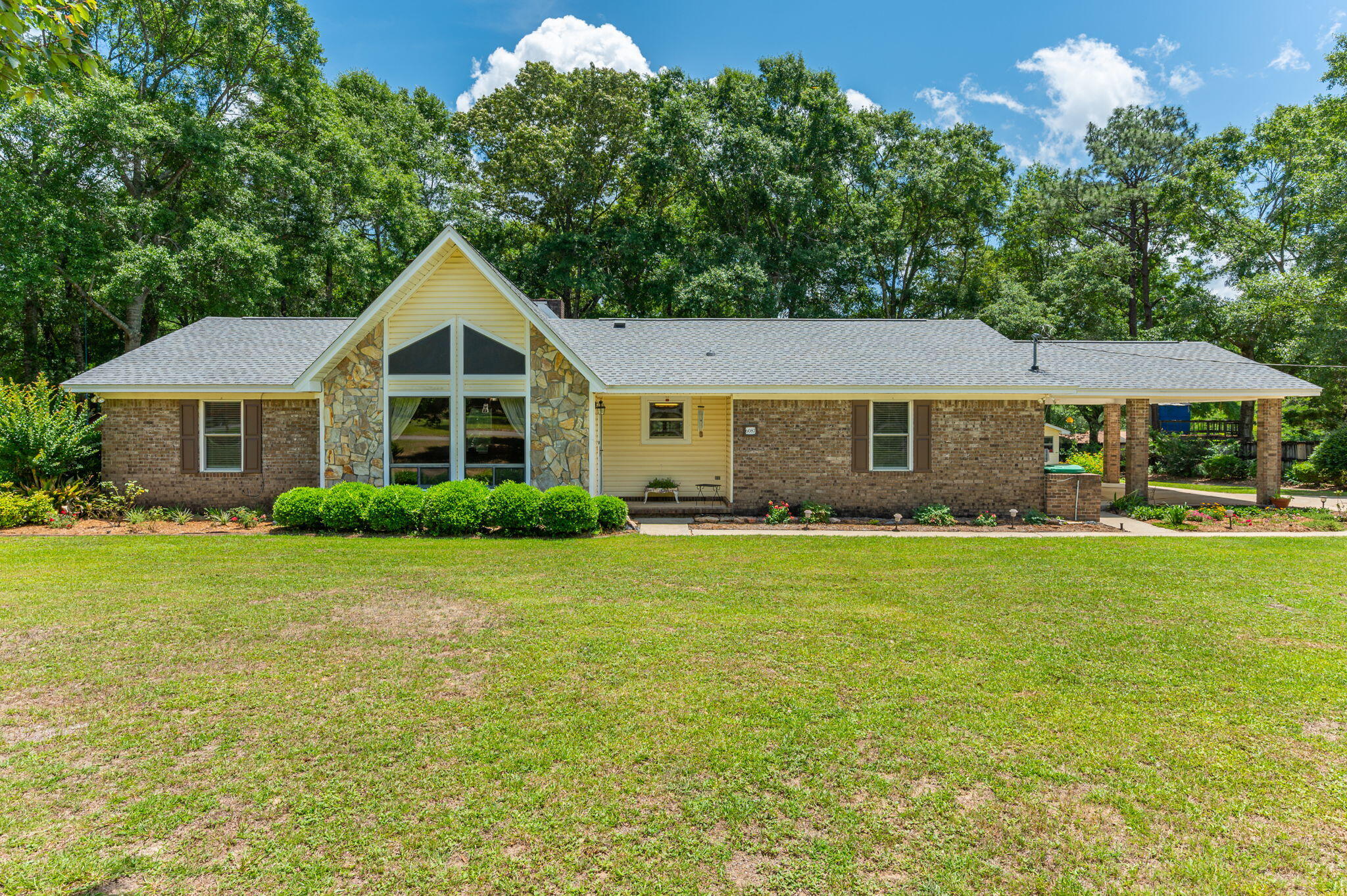 Crestview Suburb 231000.00 - Residential