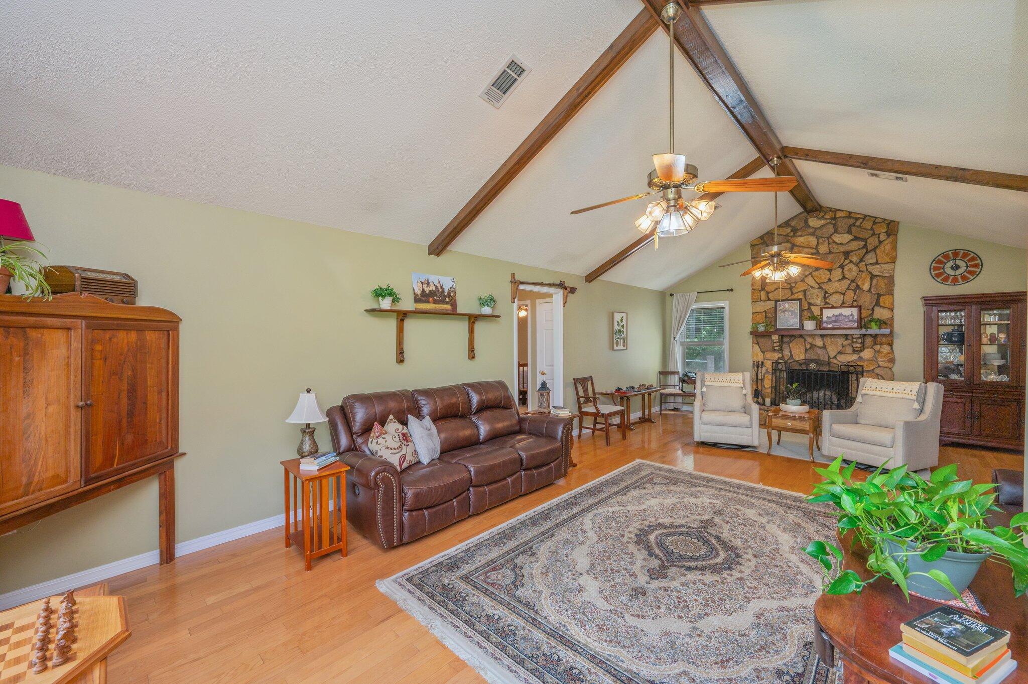 Crestview Suburb 231000.00 - Residential