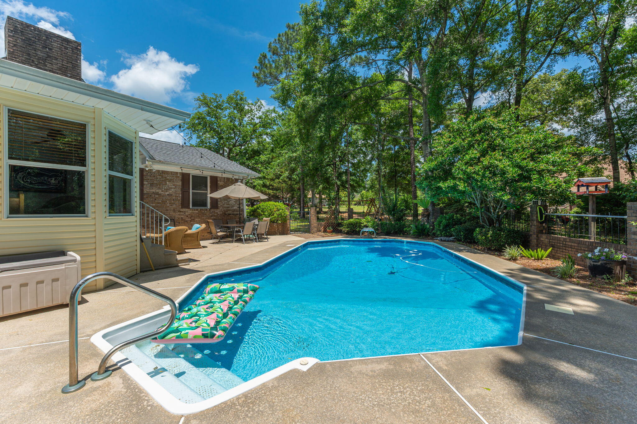 Crestview Suburb 231000.00 - Residential