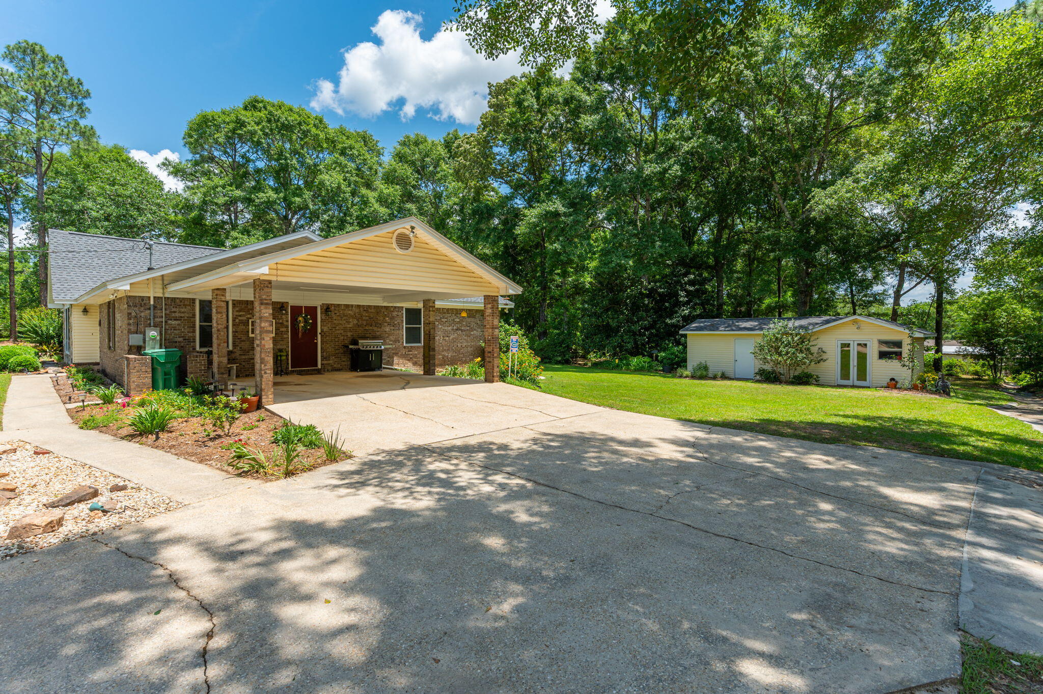 Crestview Suburb 231000.00 - Residential